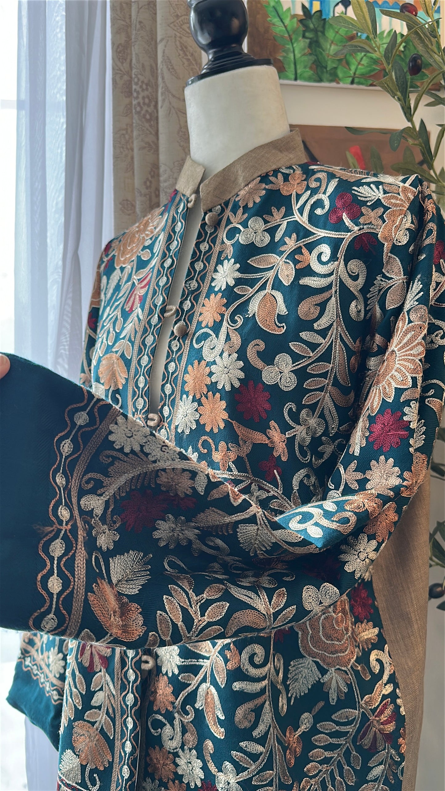 Zar-e-Sabaa – Kashmiri Embroidered Pashmina Coat