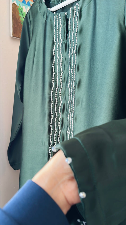 Emerald Nocturne – A Whisper of Regal Radiance