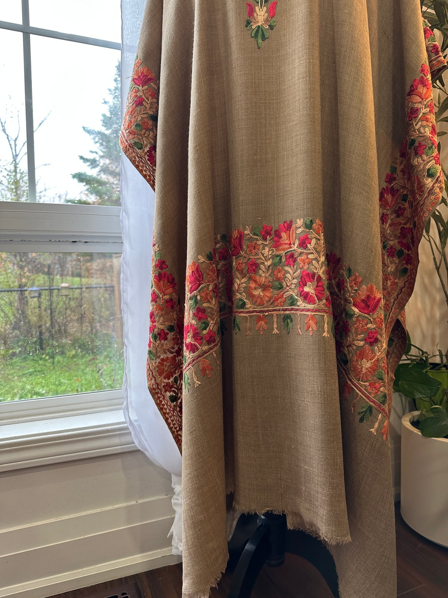 Sahara-e-Gulaab – Timeless Pashmina Poncho