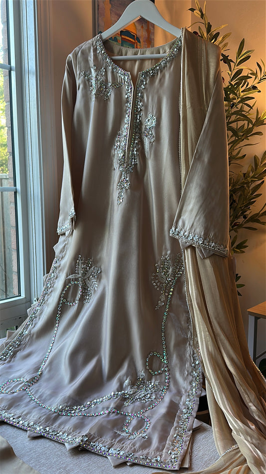 Champagne Aura Élan – Soft Sparkle, Timeless Luxury