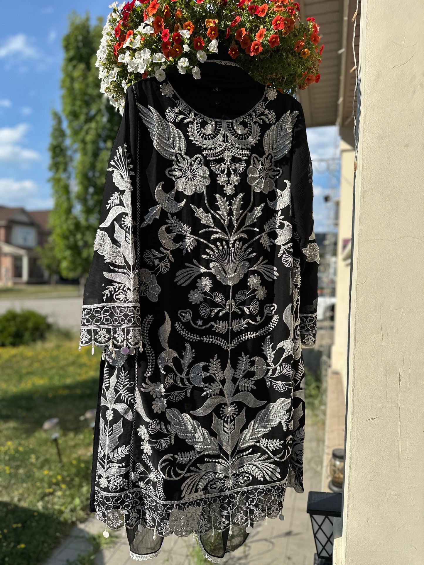 Noor-e-Farshi Black & White