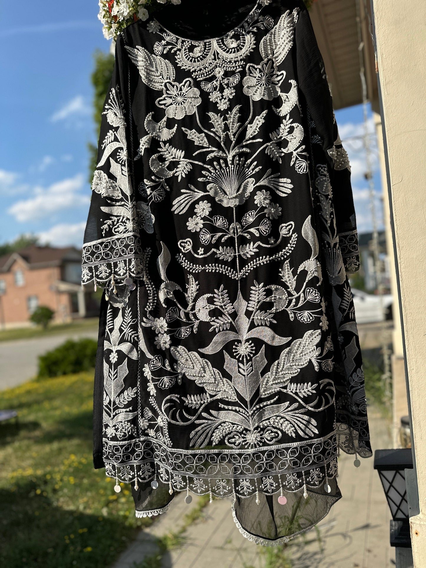 Noor-e-Farshi Black & White