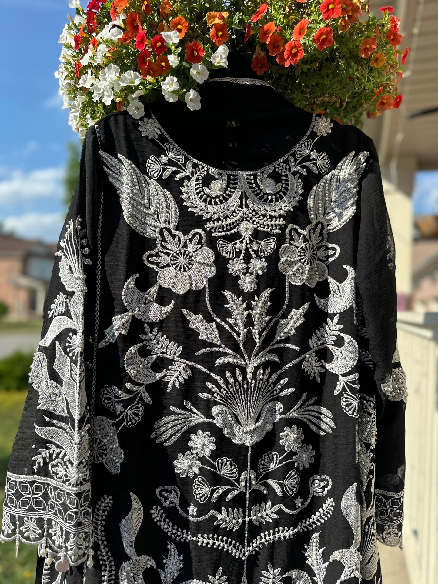 Noor-e-Farshi Black & White