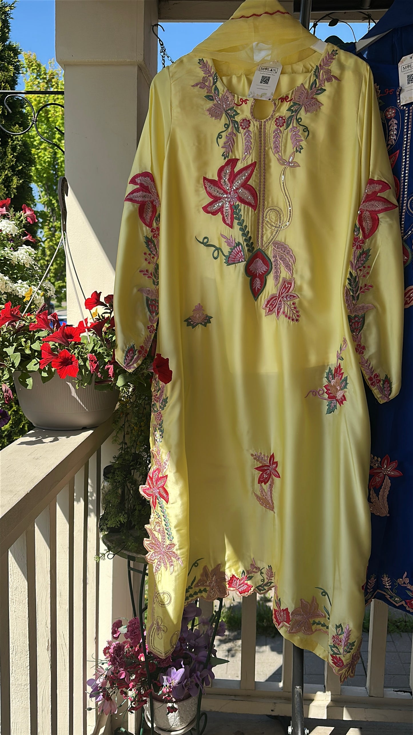 💛 Saffron Bloom Élan – Sunshine Wrapped in Elegance