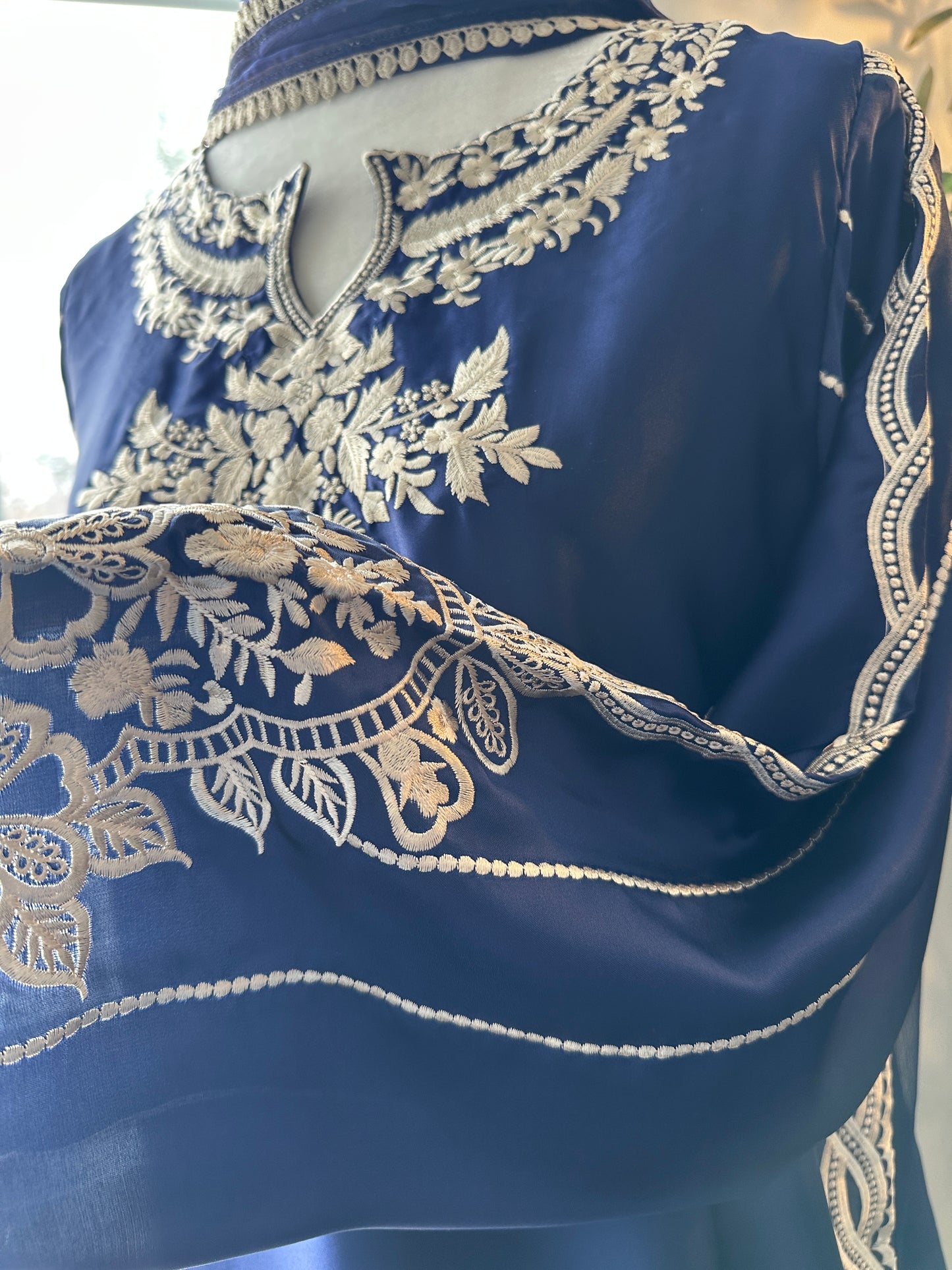 Neel-e-Royaale – The Royal Embroidered Ensemble