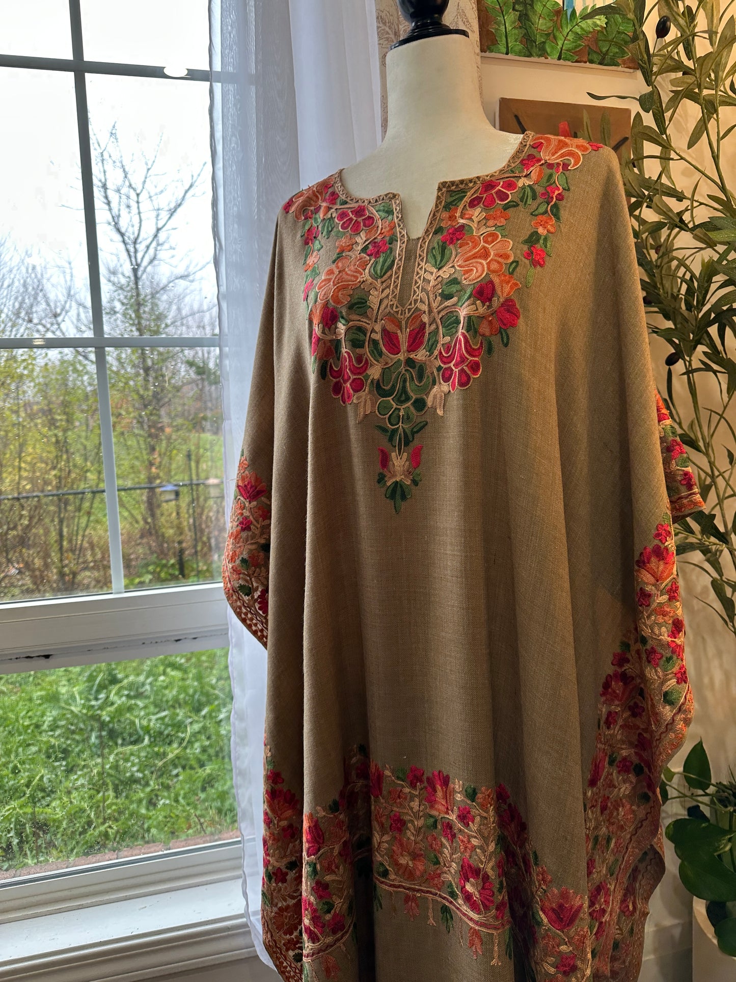 Sahara-e-Gulaab – Timeless Pashmina Poncho