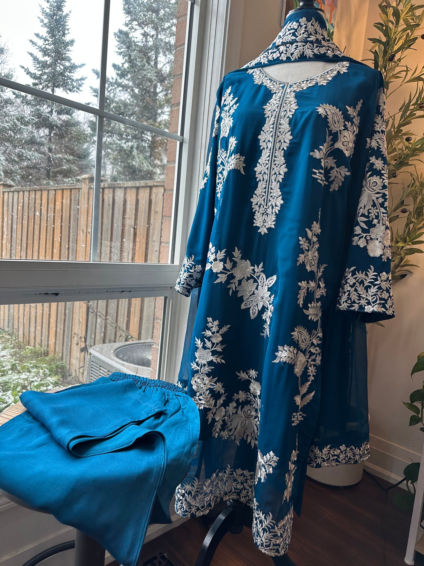 Sahar-e-Neela – Midnight Elegance in Motion