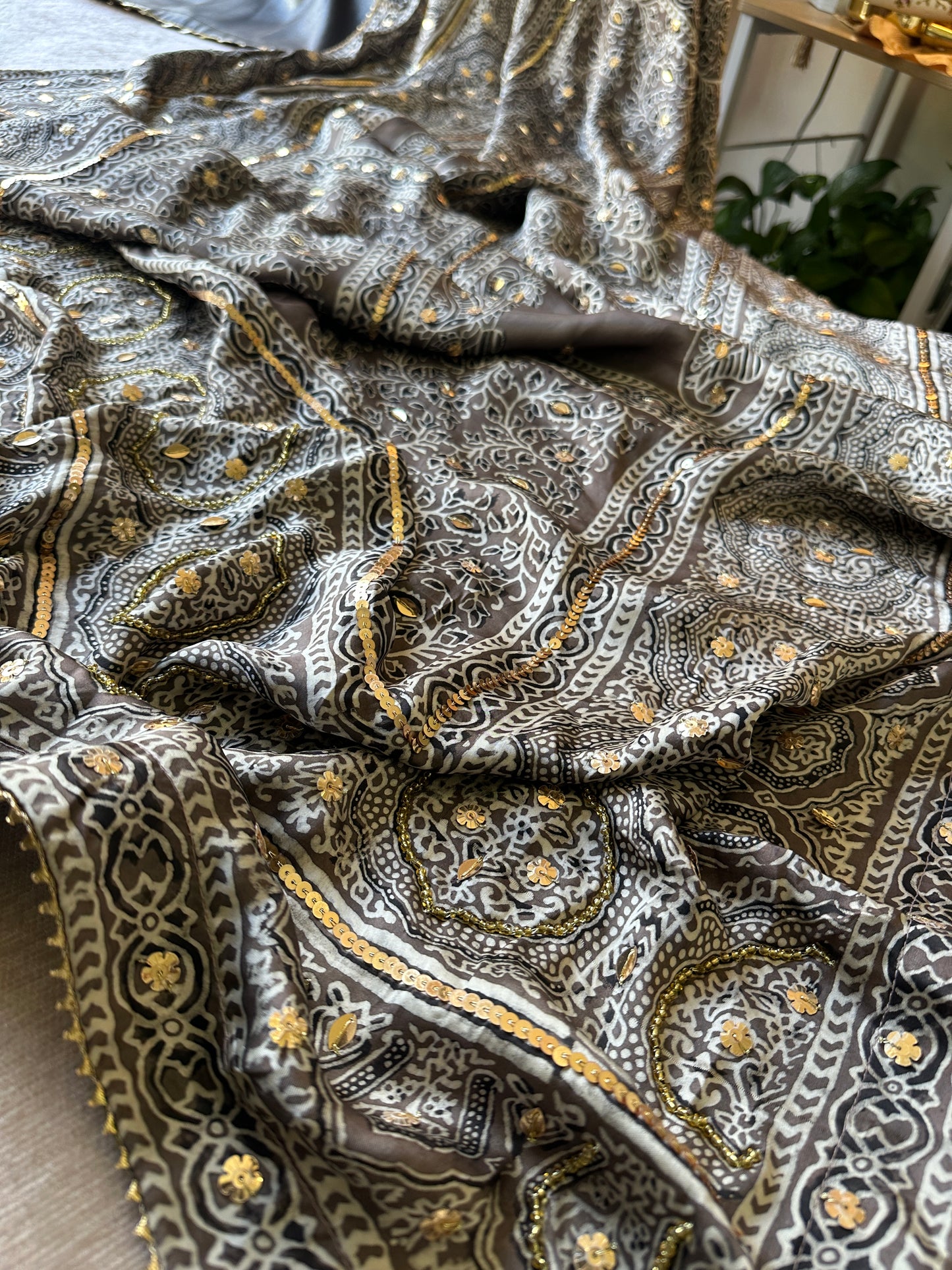 Noir Ajrak Zareen Élan – Midnight Heritage in Motion