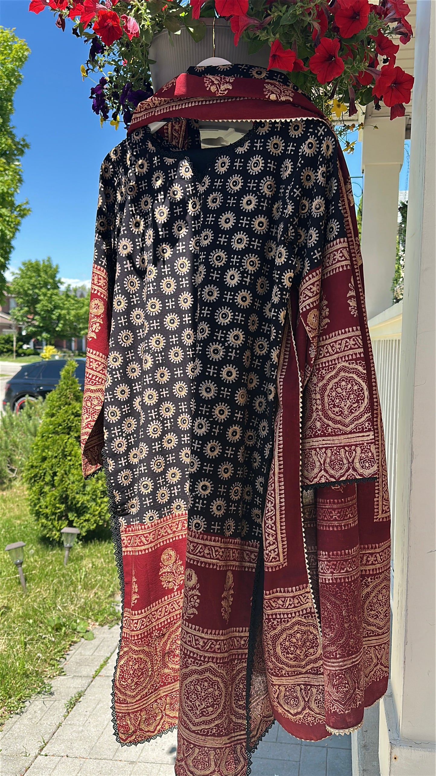 Zareen Noir – Heritage Woven in Gold