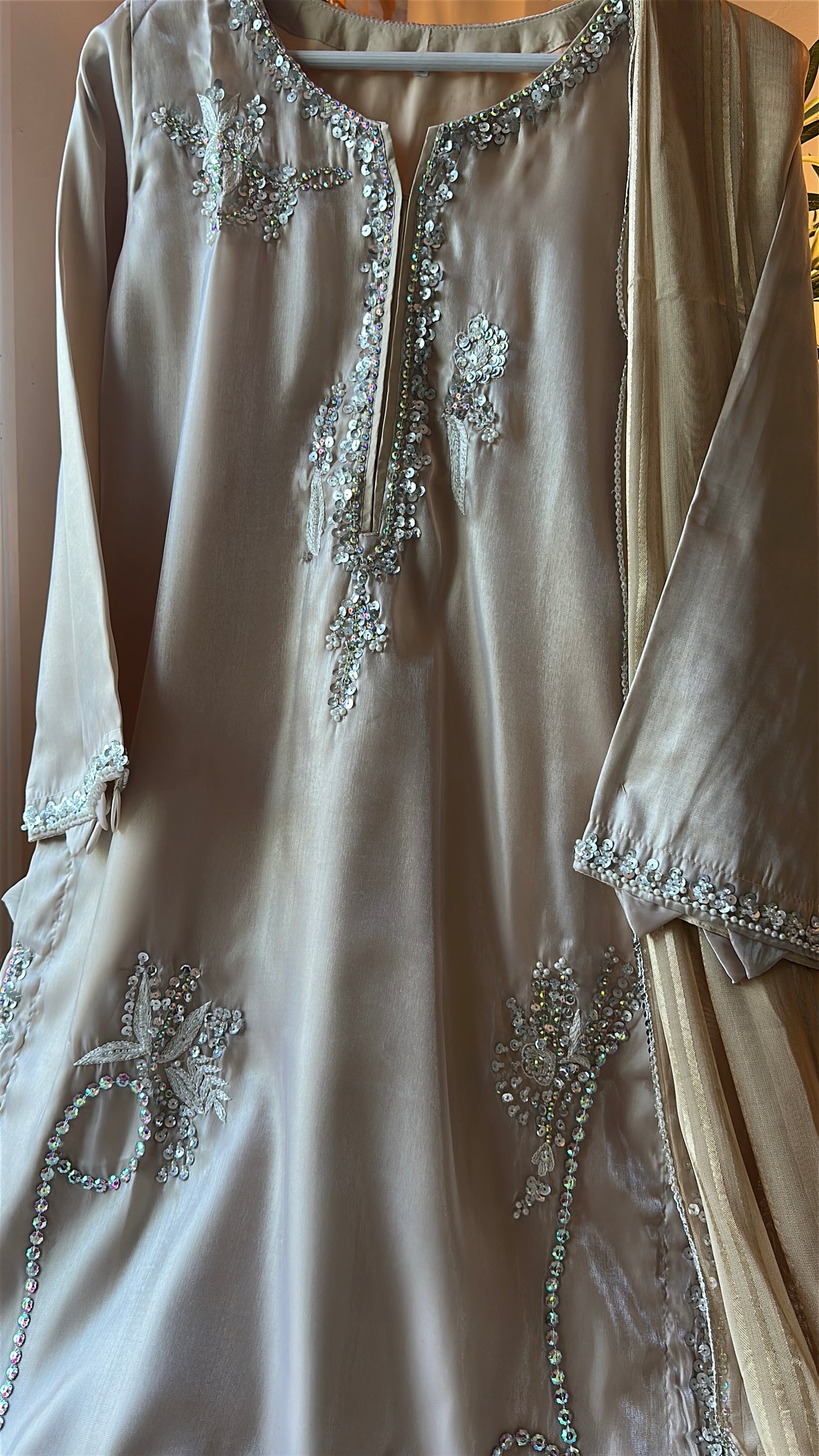 Champagne Aura Élan – Soft Sparkle, Timeless Luxury