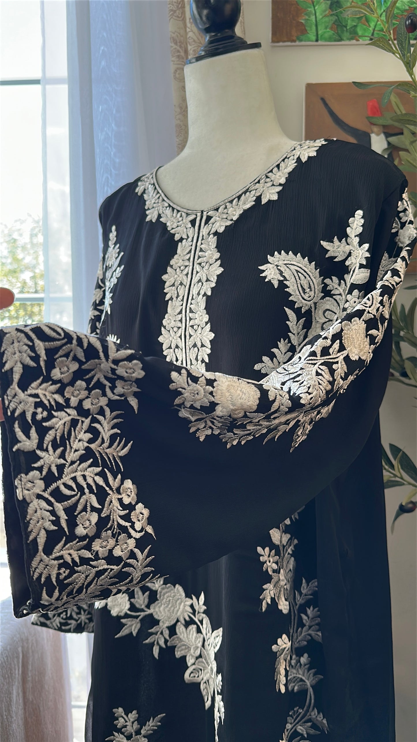 Noir Éclat – The Black & White Chiffon Ensemble