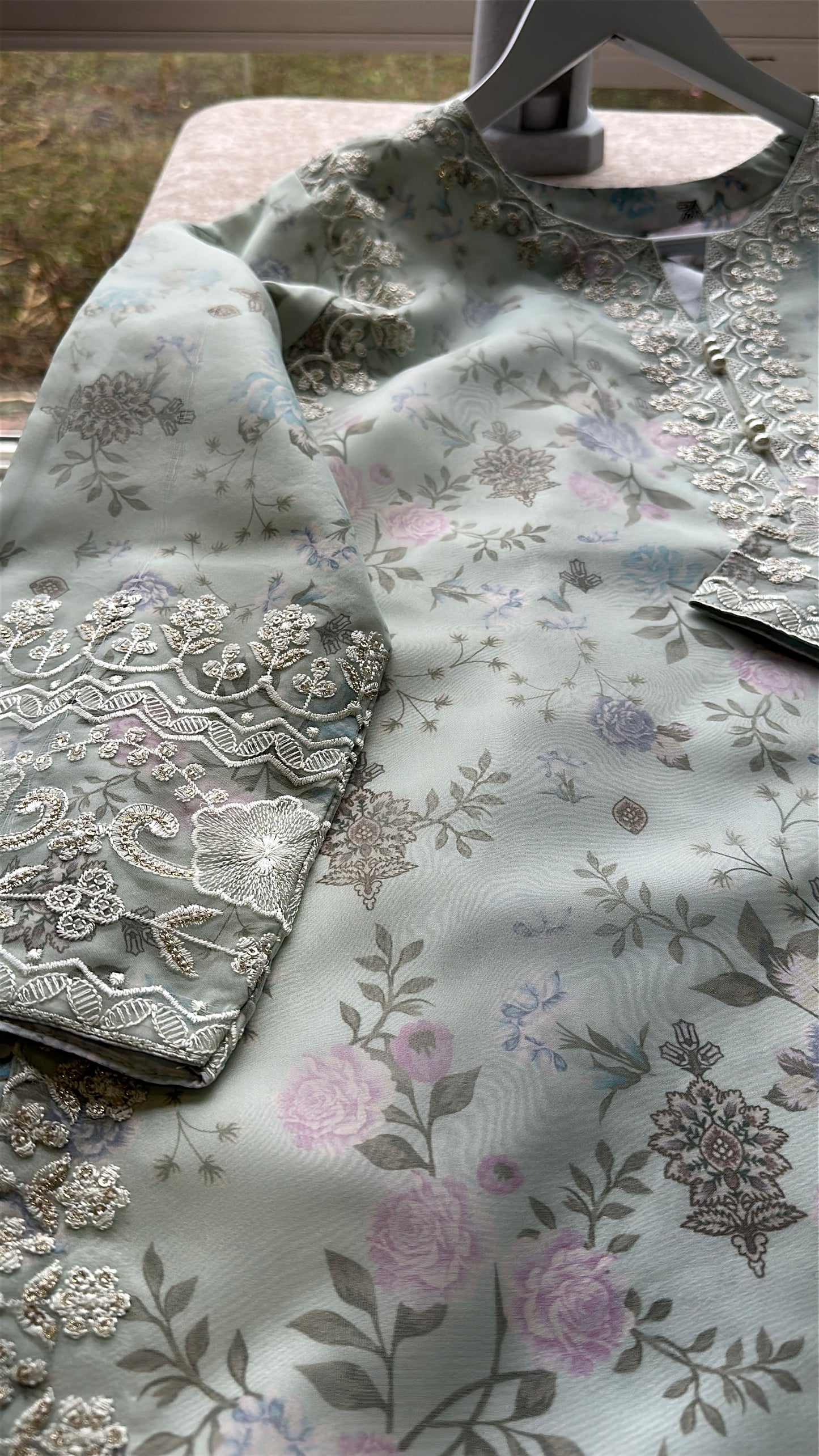 Mint Blossom – Soft Garden Elegance