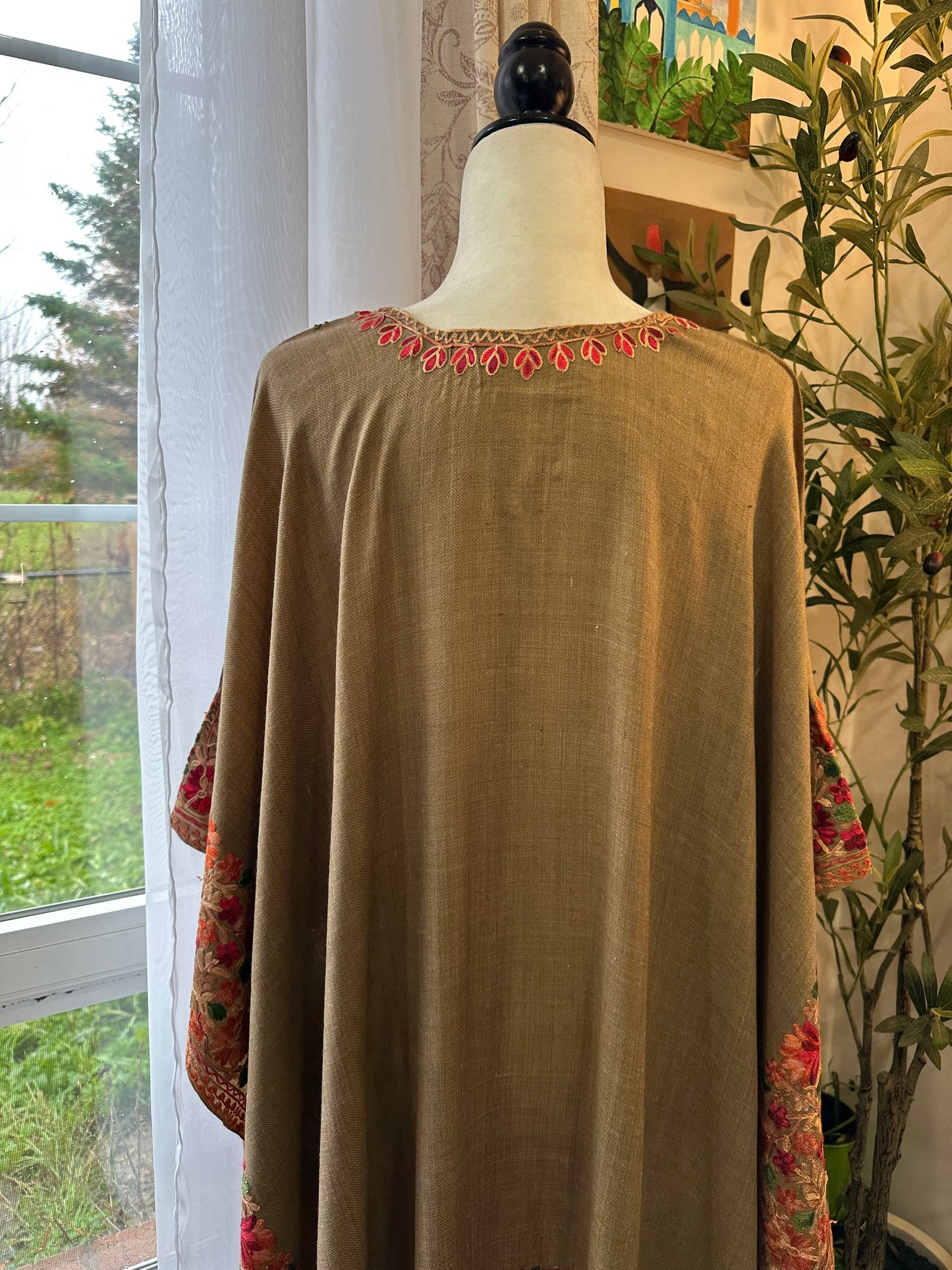 Sahara-e-Gulaab – Timeless Pashmina Poncho