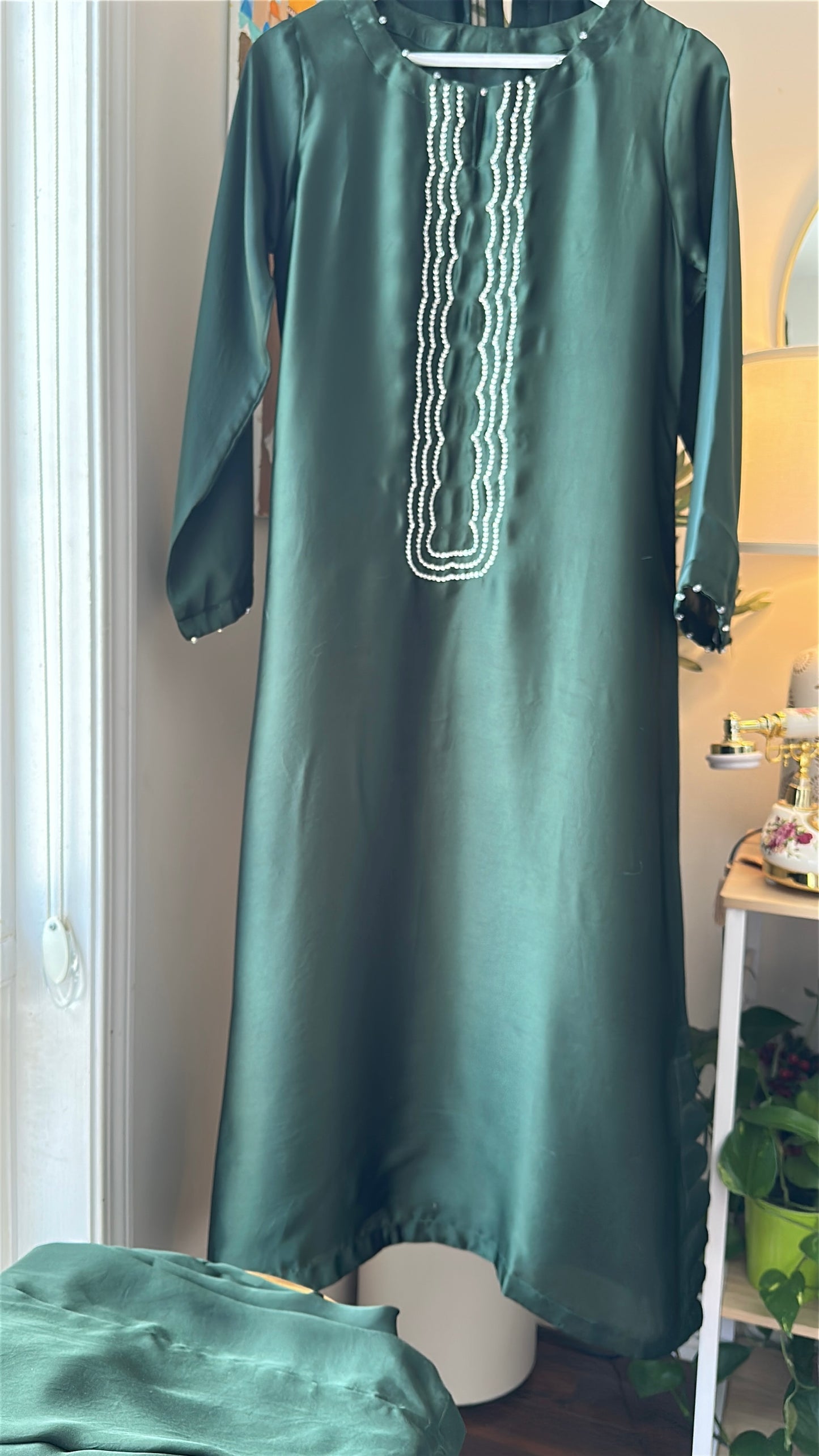 Emerald Nocturne – A Whisper of Regal Radiance