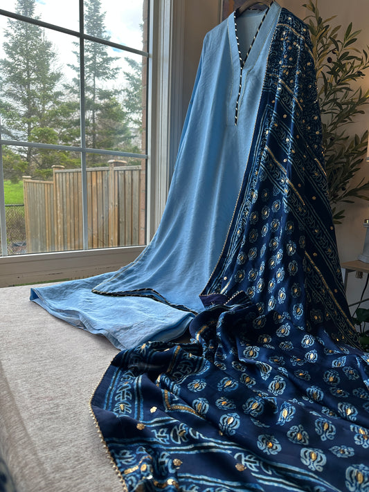 Aabshaar Ajrak Élan – Flowing Grace in Timeless Blue