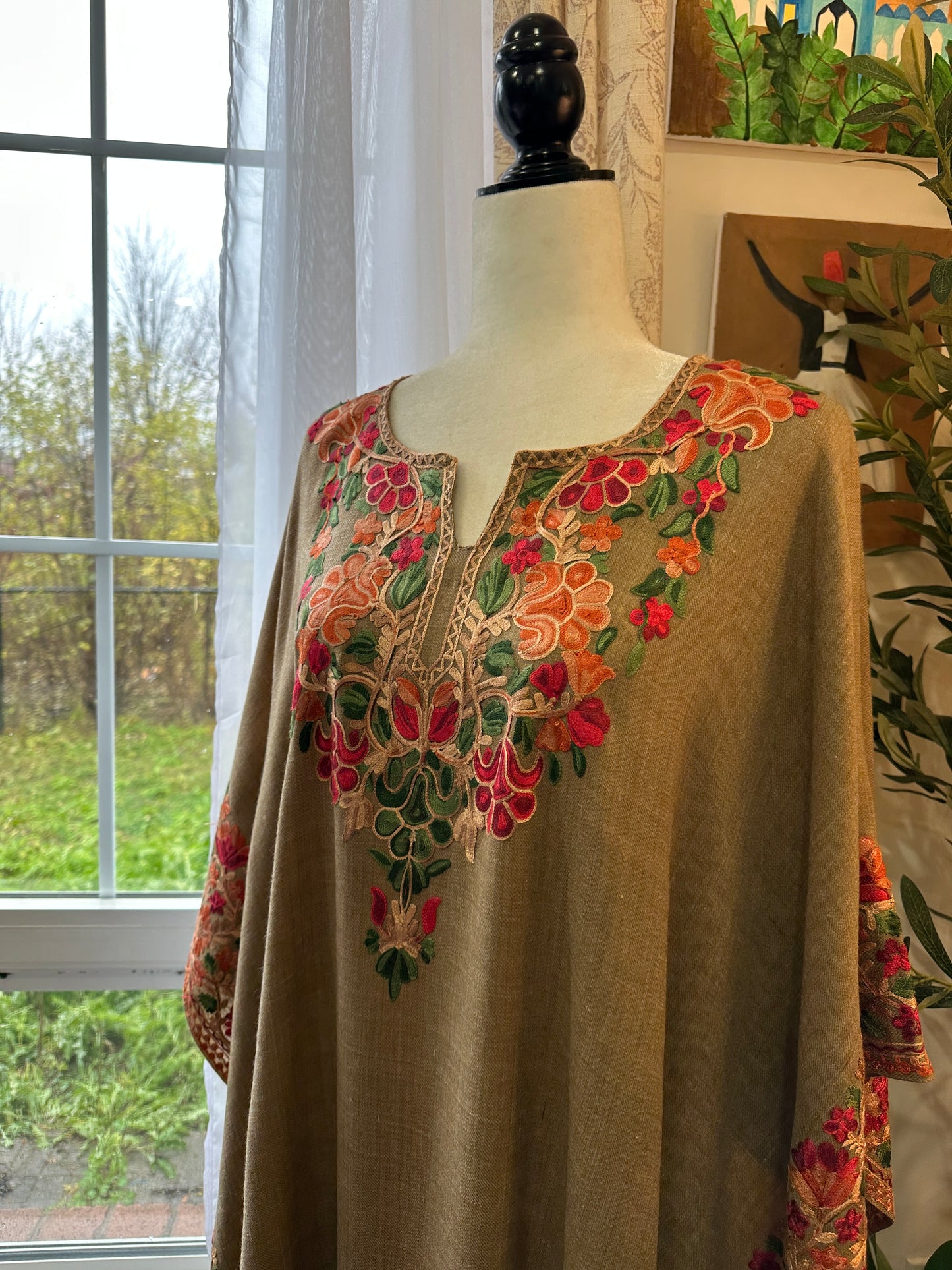 Sahara-e-Gulaab – Timeless Pashmina Poncho