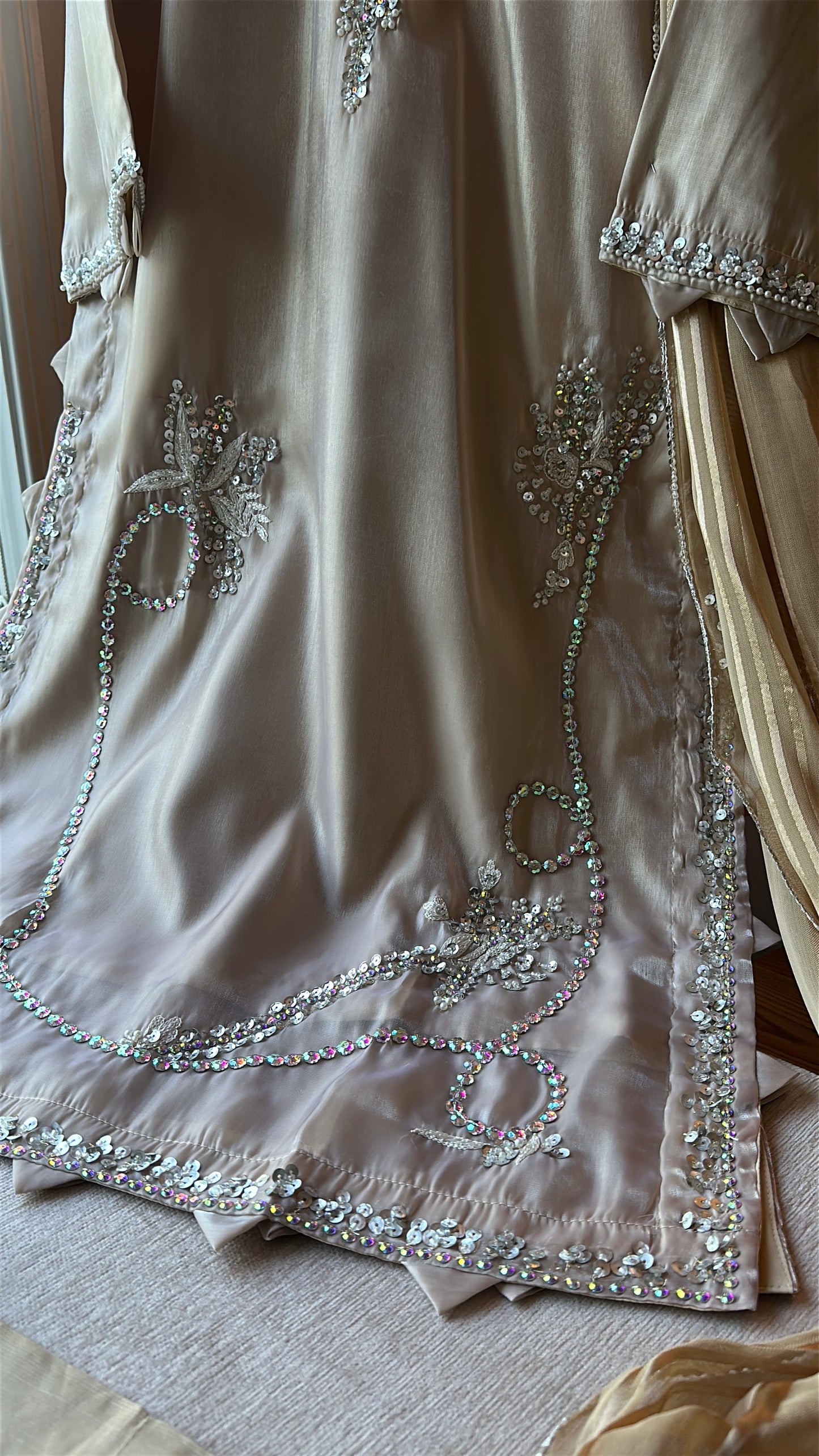 Champagne Aura Élan – Soft Sparkle, Timeless Luxury