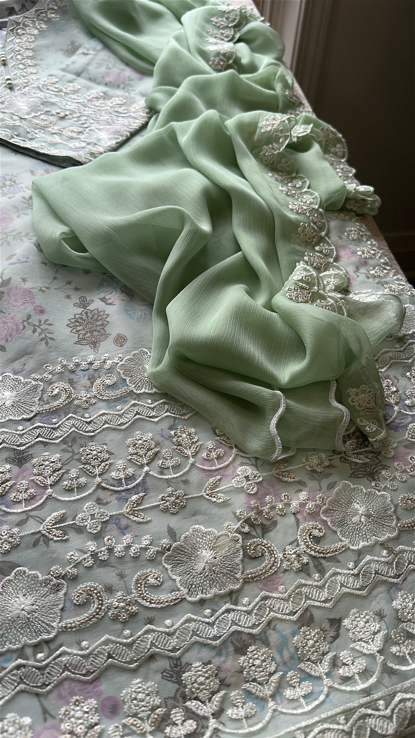 Mint Blossom – Soft Garden Elegance