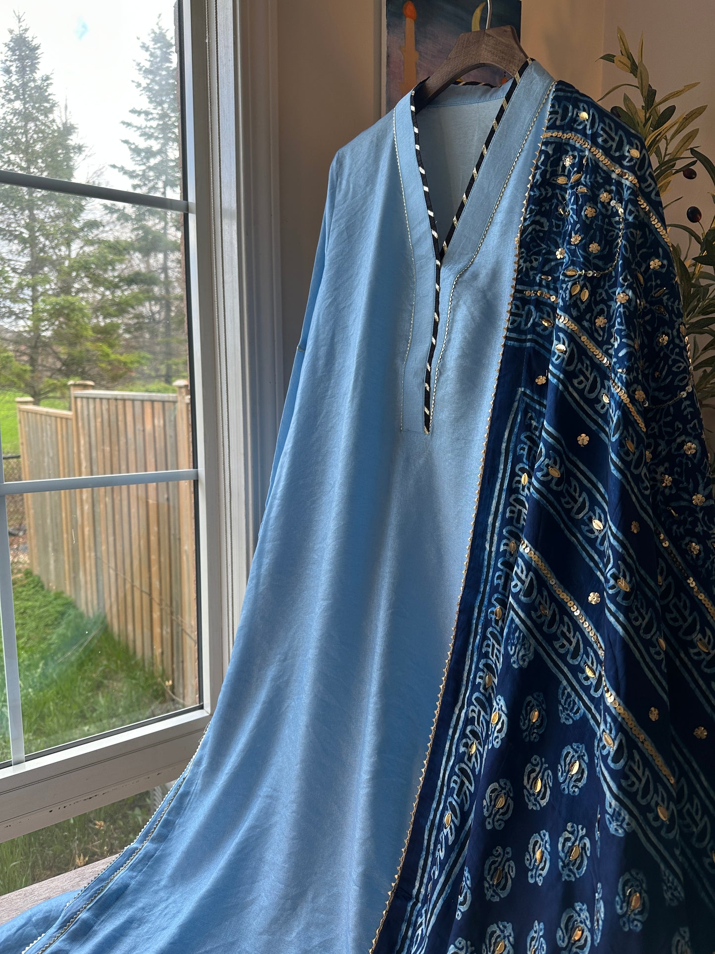 Aabshaar Ajrak Élan – Flowing Grace in Timeless Blue