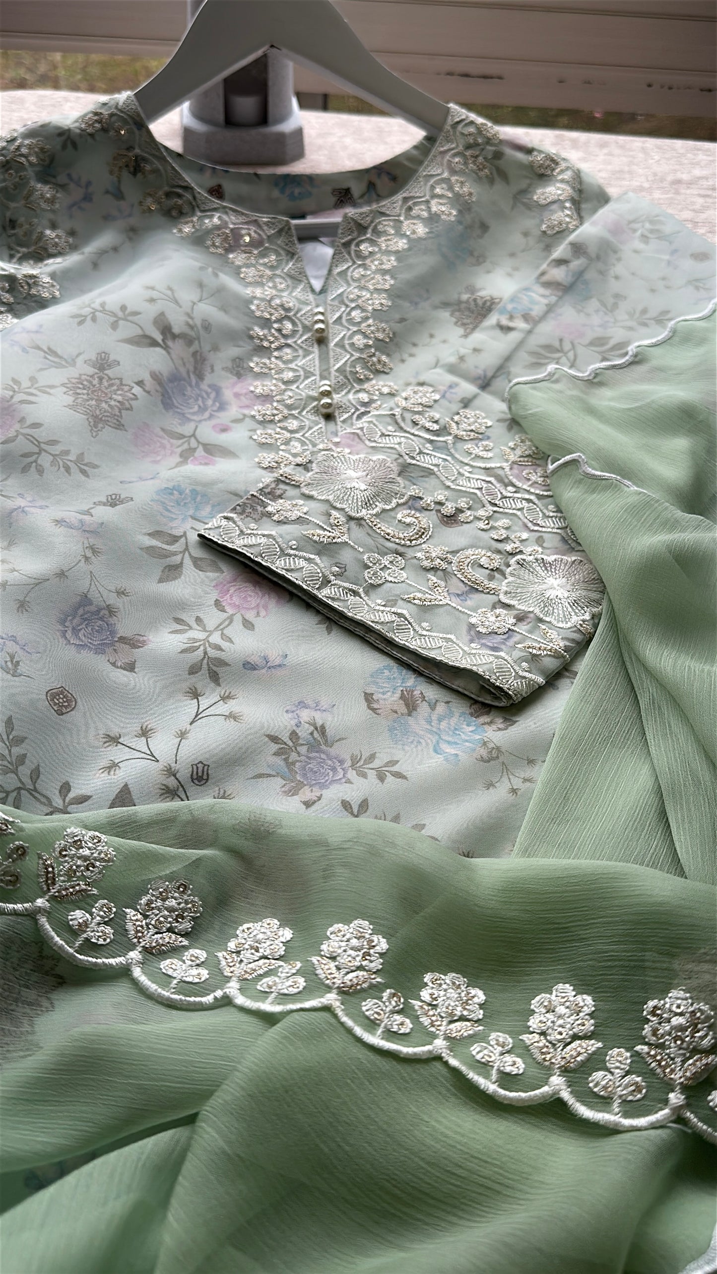 Mint Blossom – Soft Garden Elegance