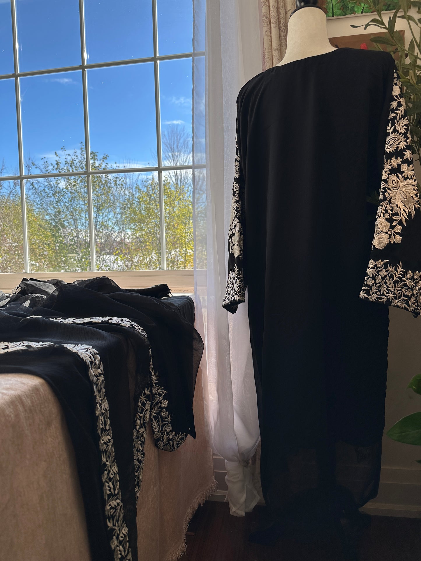 Noir Éclat – The Black & White Chiffon Ensemble