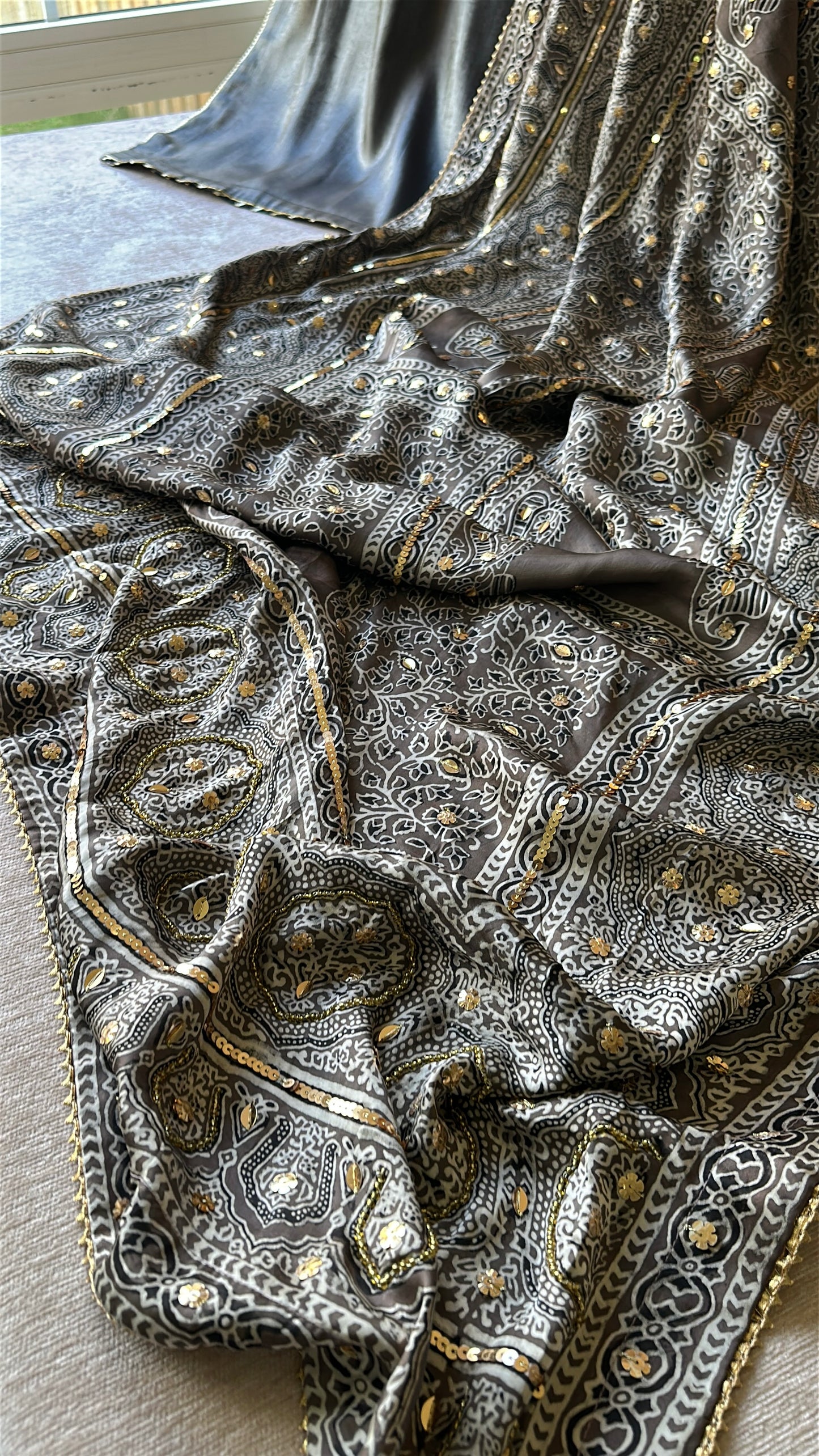 Noir Ajrak Zareen Élan – Midnight Heritage in Motion
