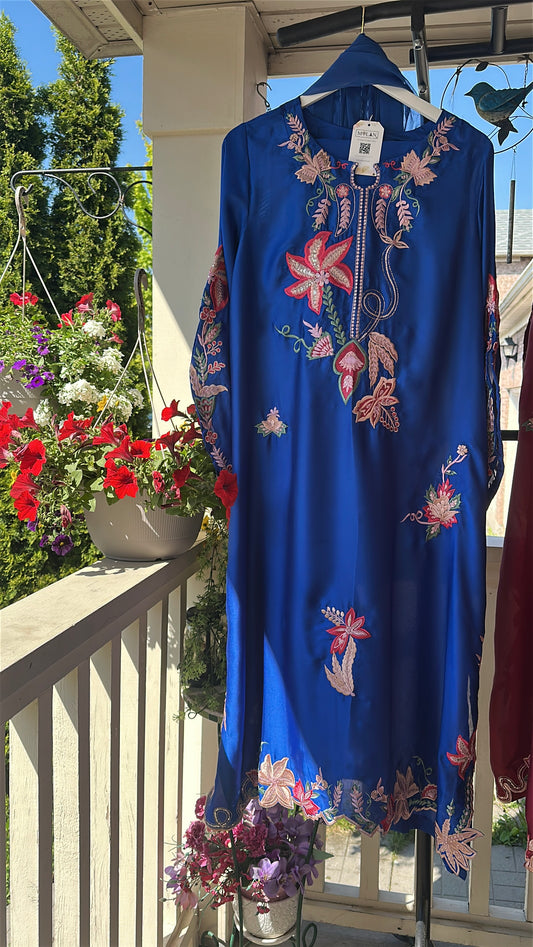 💙 Royal Dusk Élan – Bold Elegance with a Regal Glow