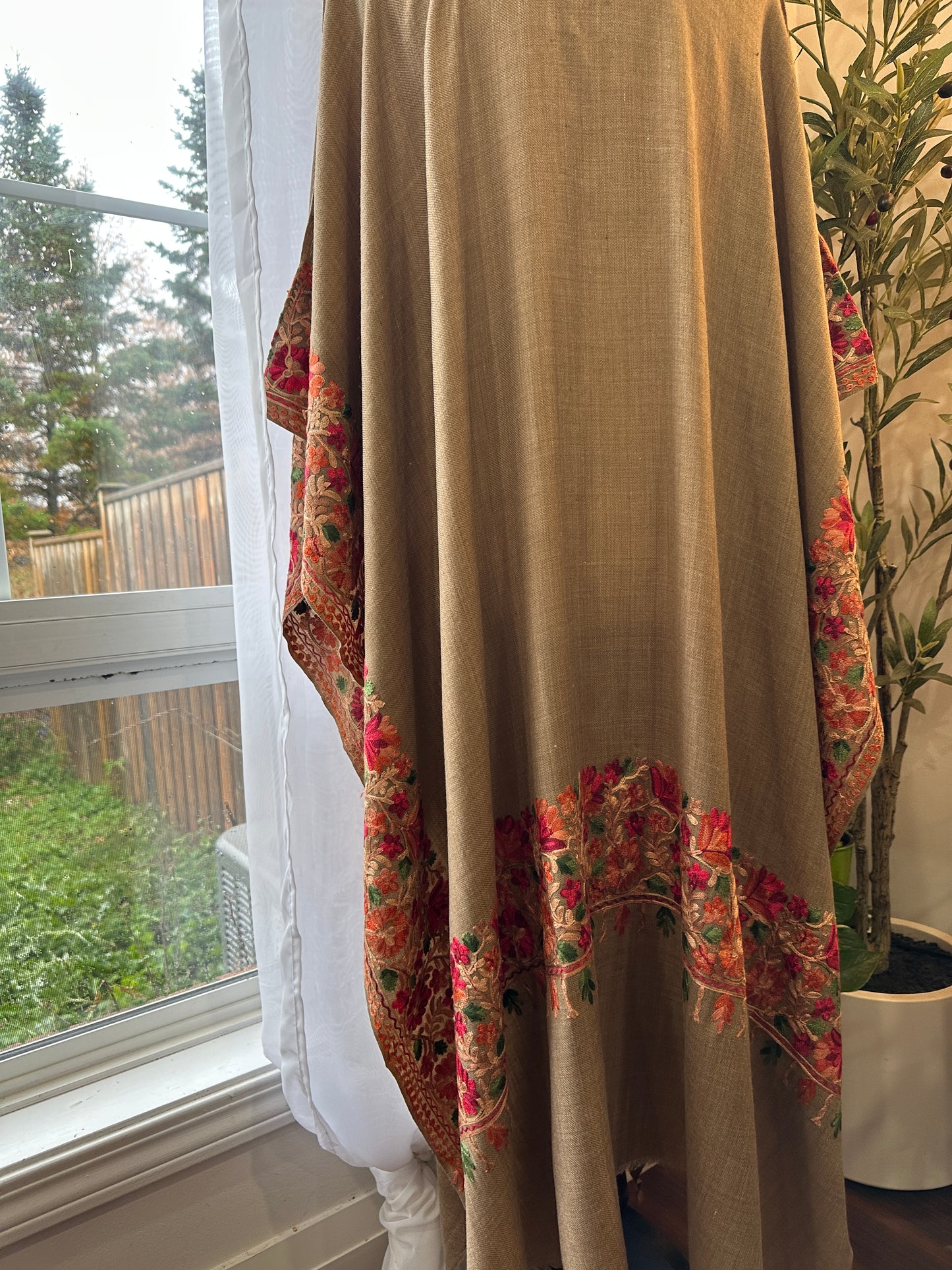 Sahara-e-Gulaab – Timeless Pashmina Poncho