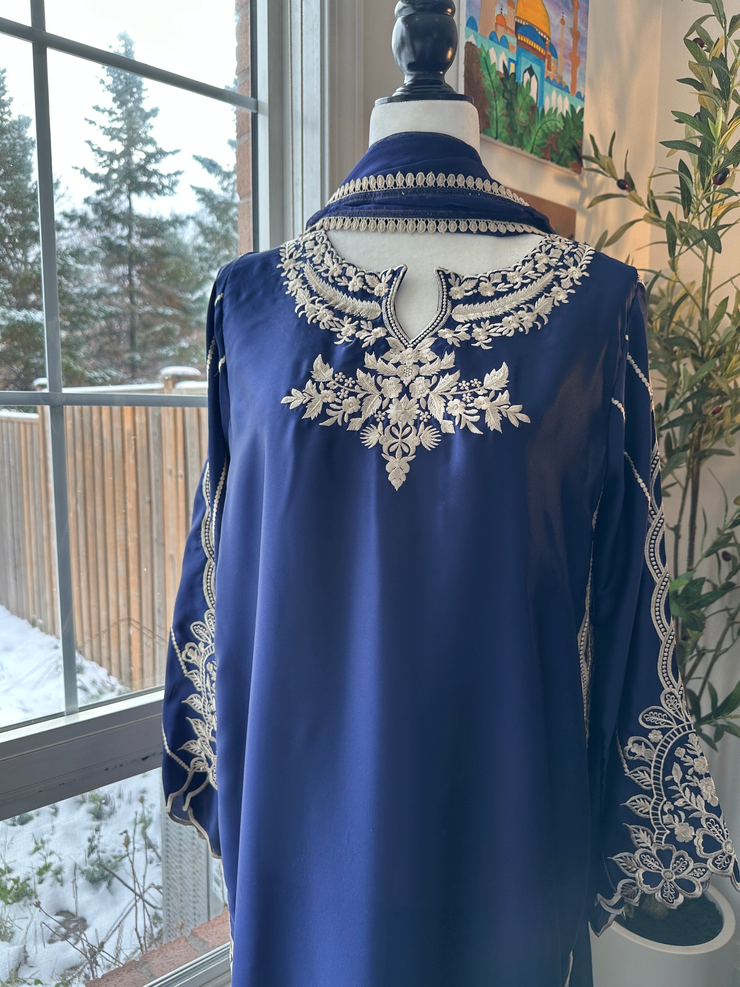 Neel-e-Royaale – The Royal Embroidered Ensemble