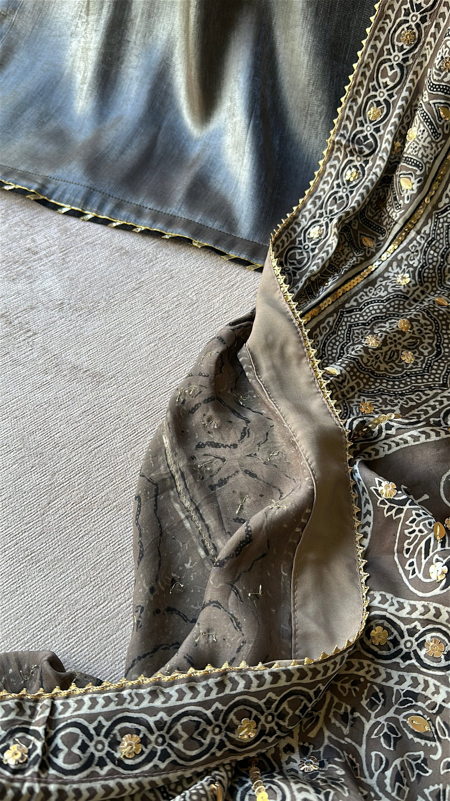Noir Ajrak Zareen Élan – Midnight Heritage in Motion