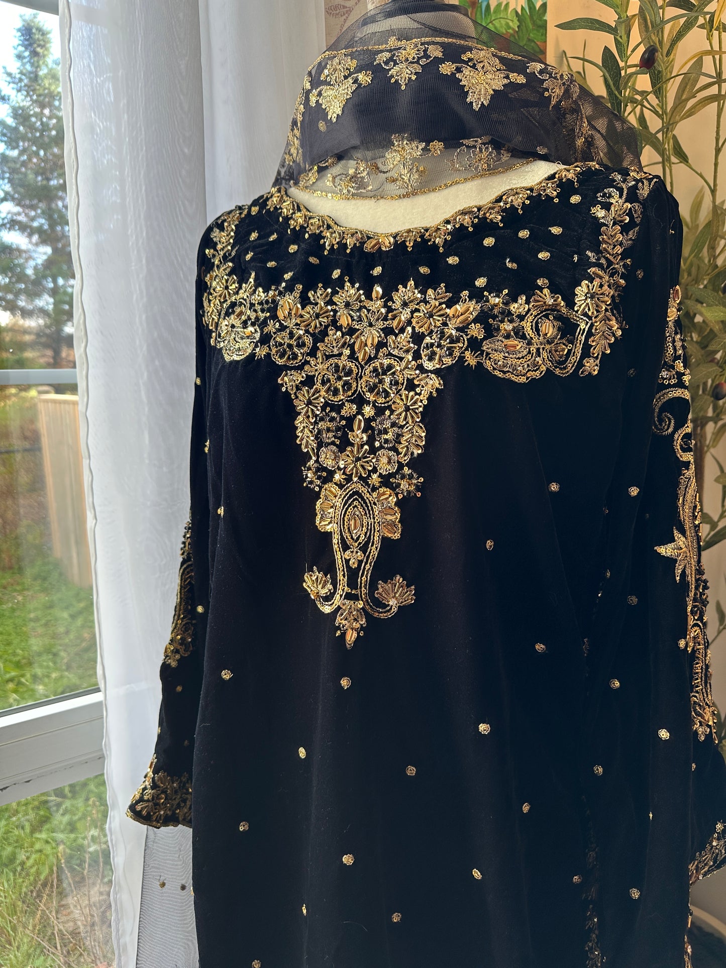 Zewar-e-Siyah – Jewels on Midnight Black