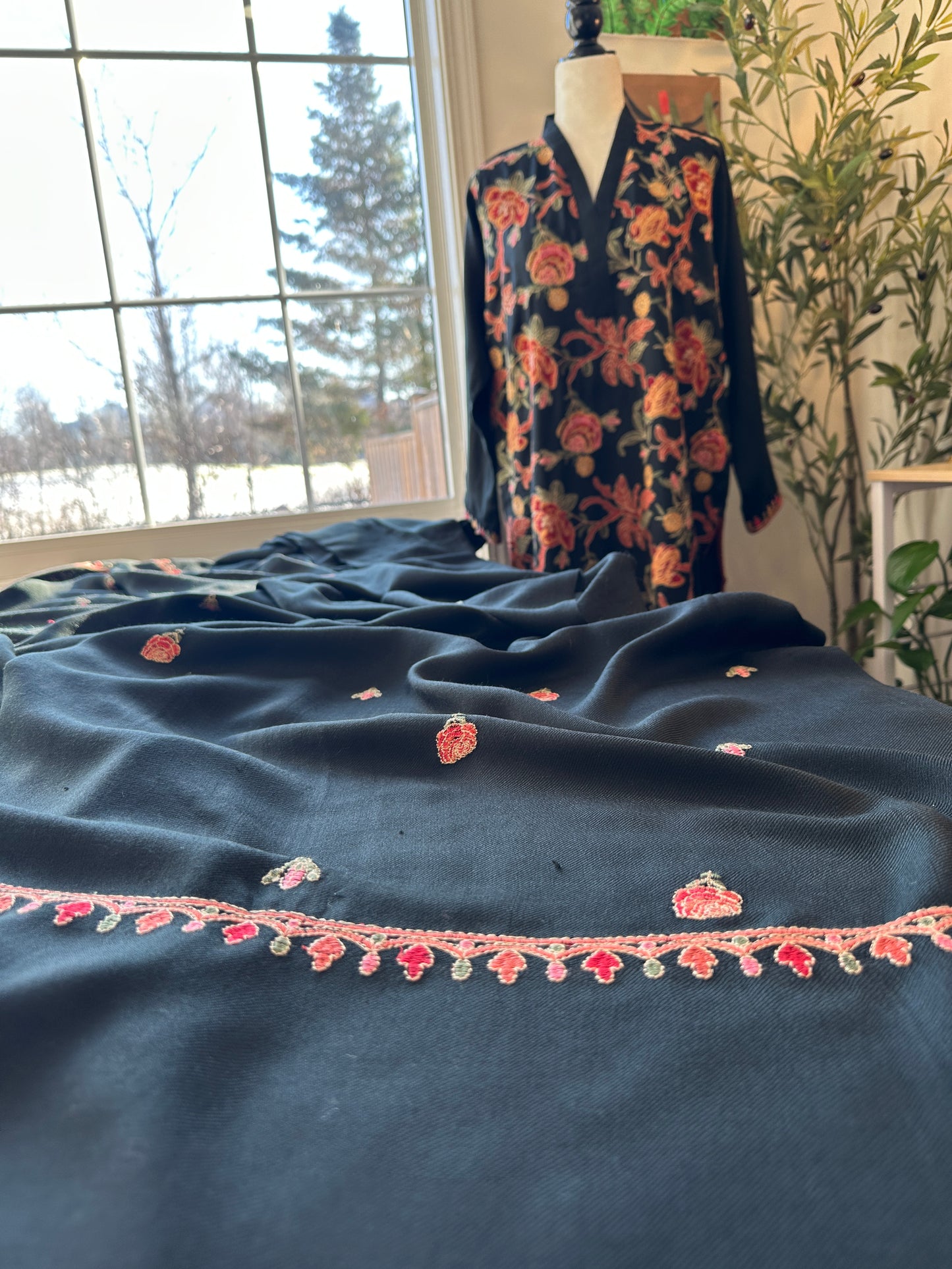 Gulab-e-Jaanaan – The Kashmiri Rose Jaal Pashmina Set