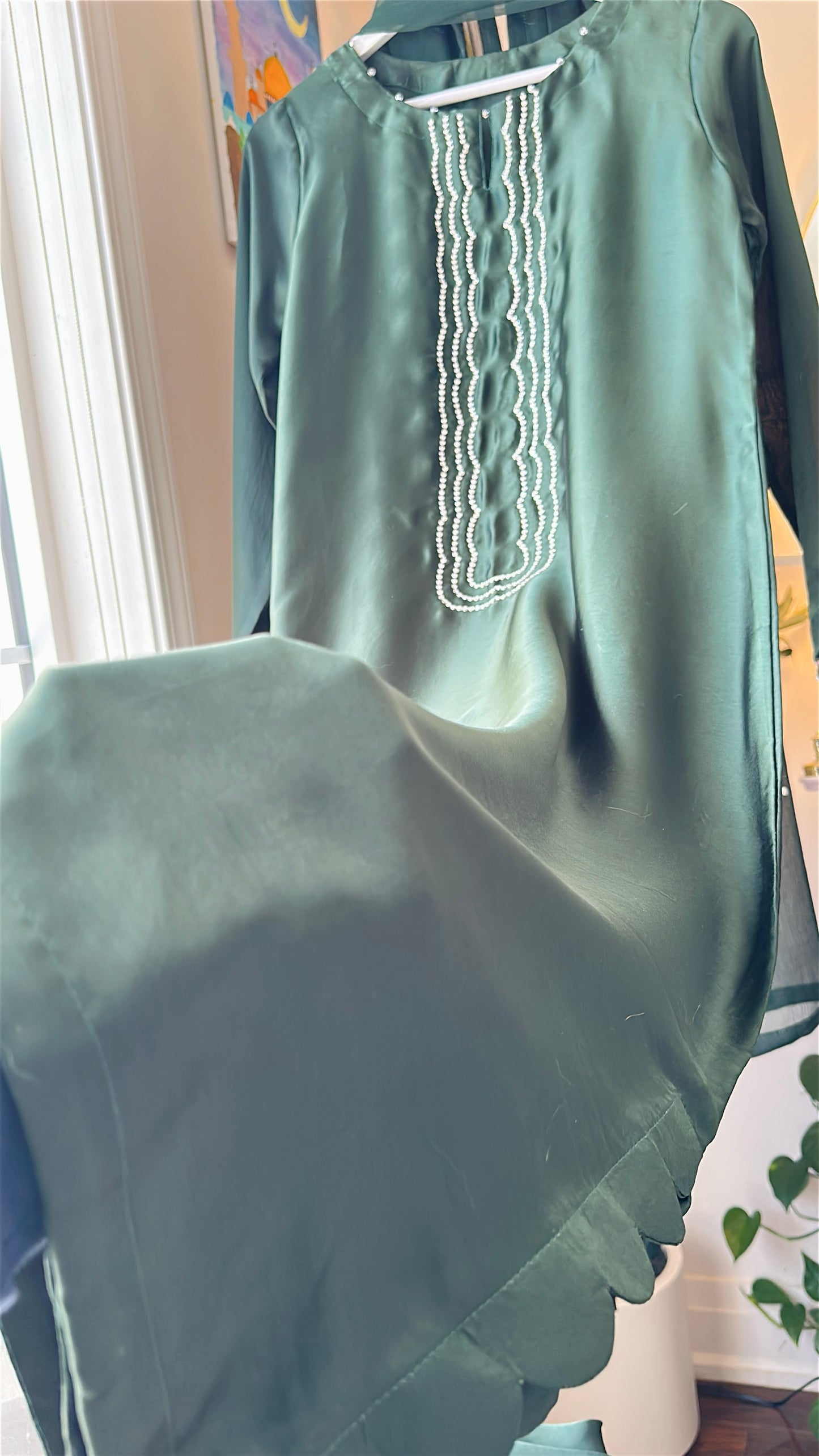 Emerald Nocturne – A Whisper of Regal Radiance