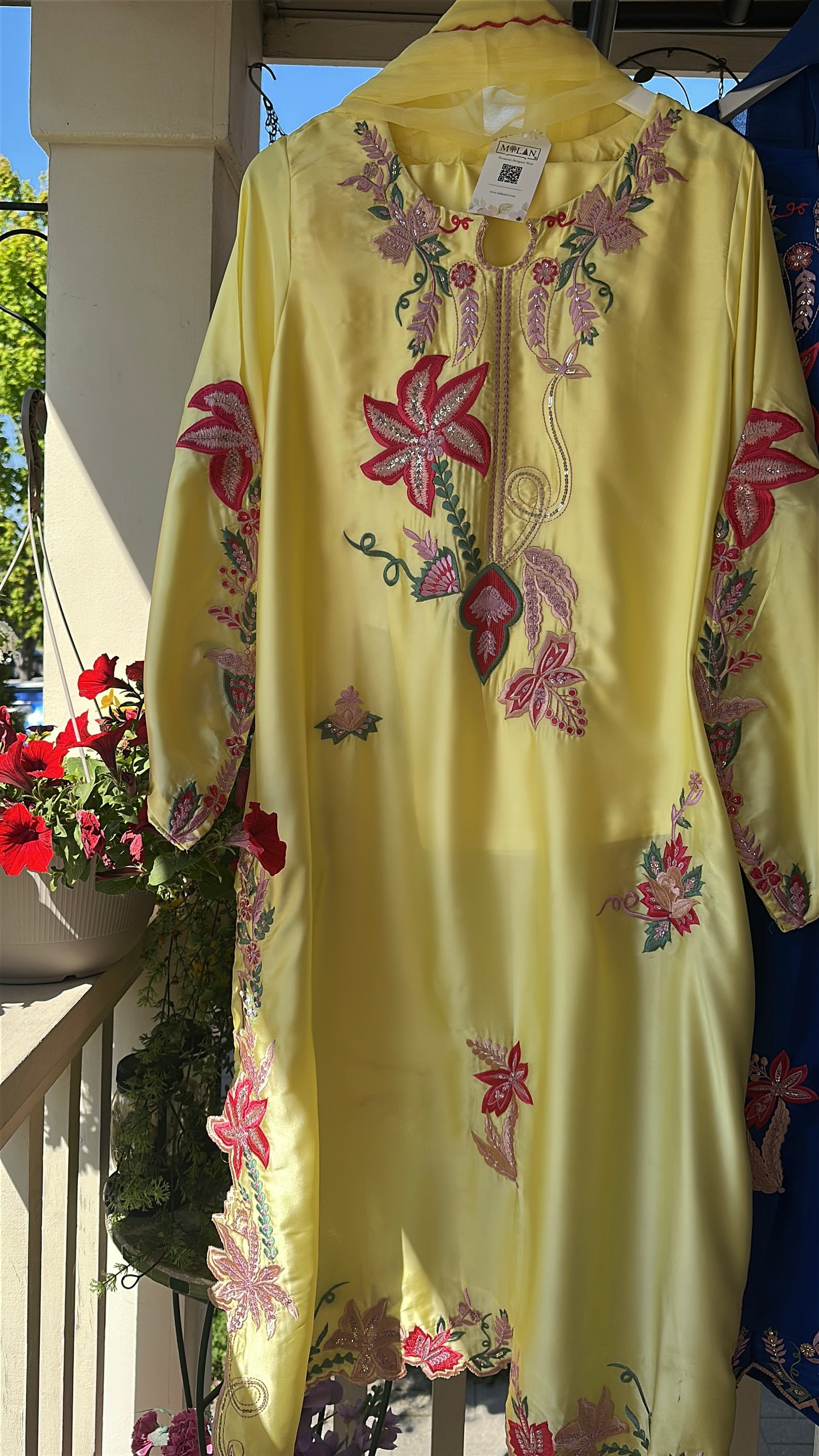 💛 Saffron Bloom Élan – Sunshine Wrapped in Elegance