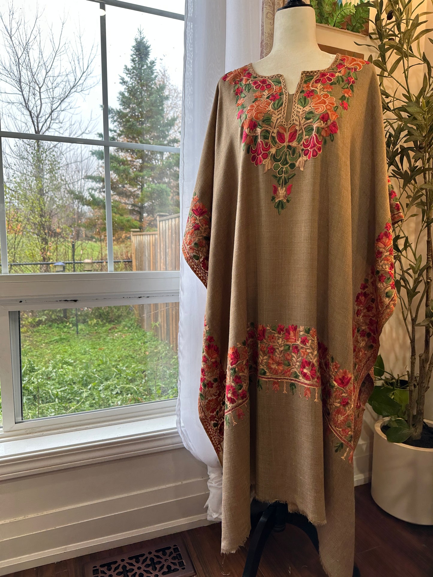 Sahara-e-Gulaab – Timeless Pashmina Poncho