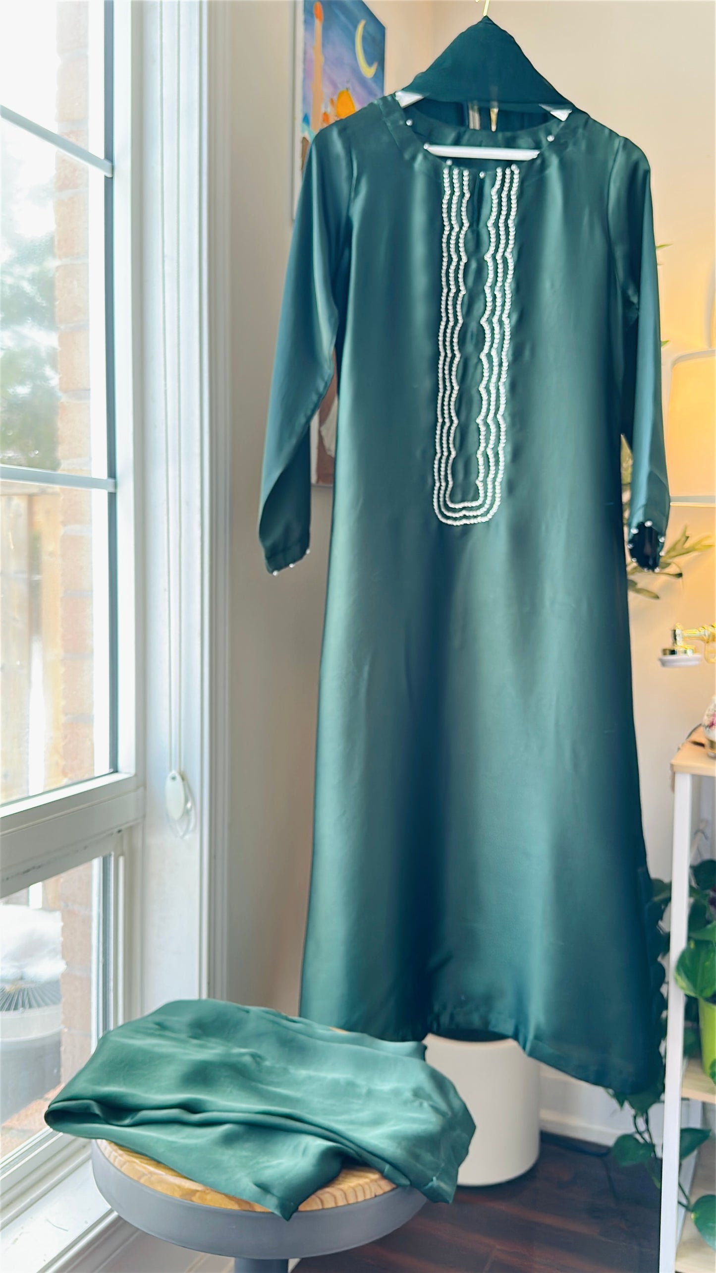 Emerald Nocturne – A Whisper of Regal Radiance