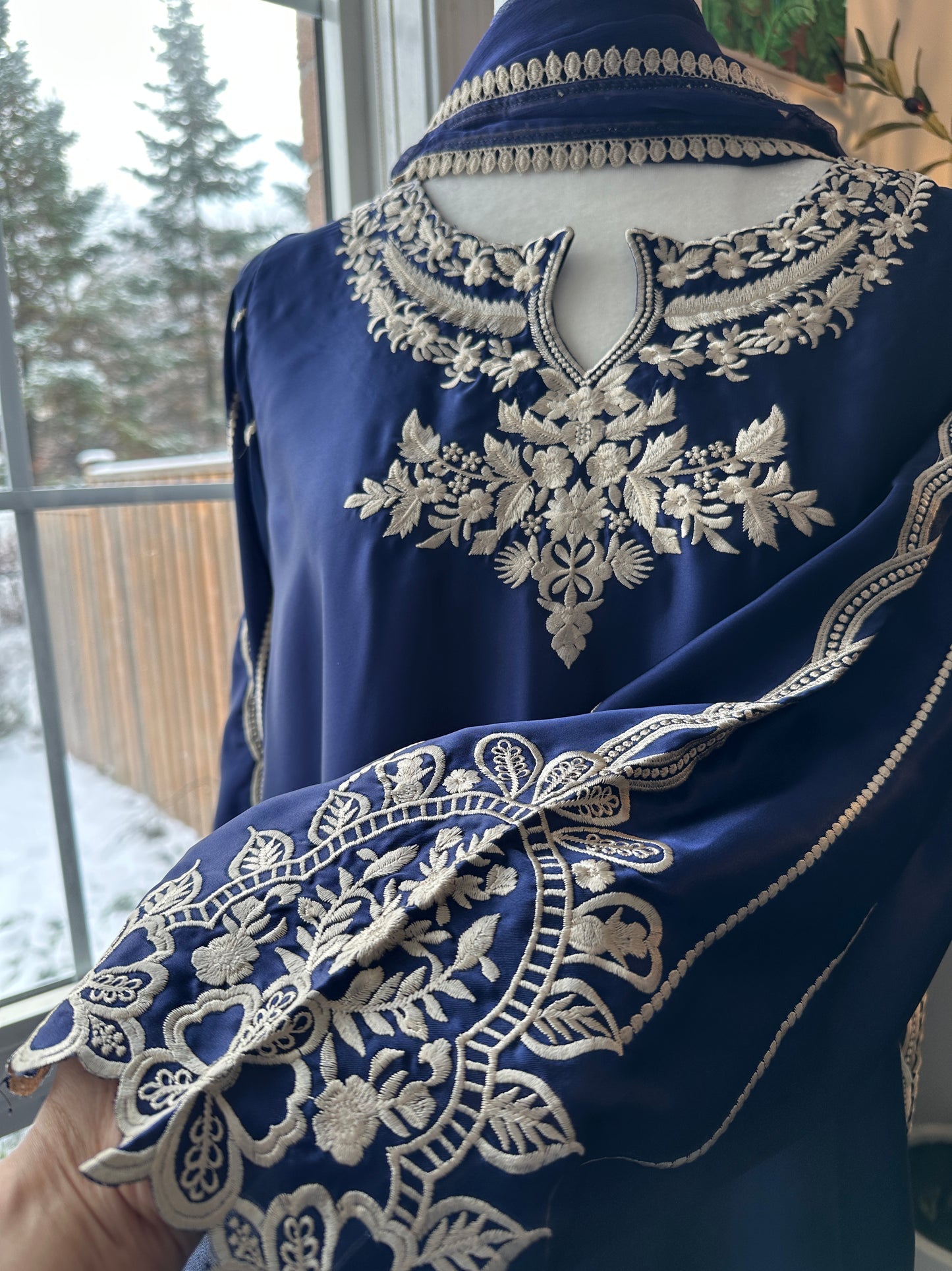Neel-e-Royaale – The Royal Embroidered Ensemble