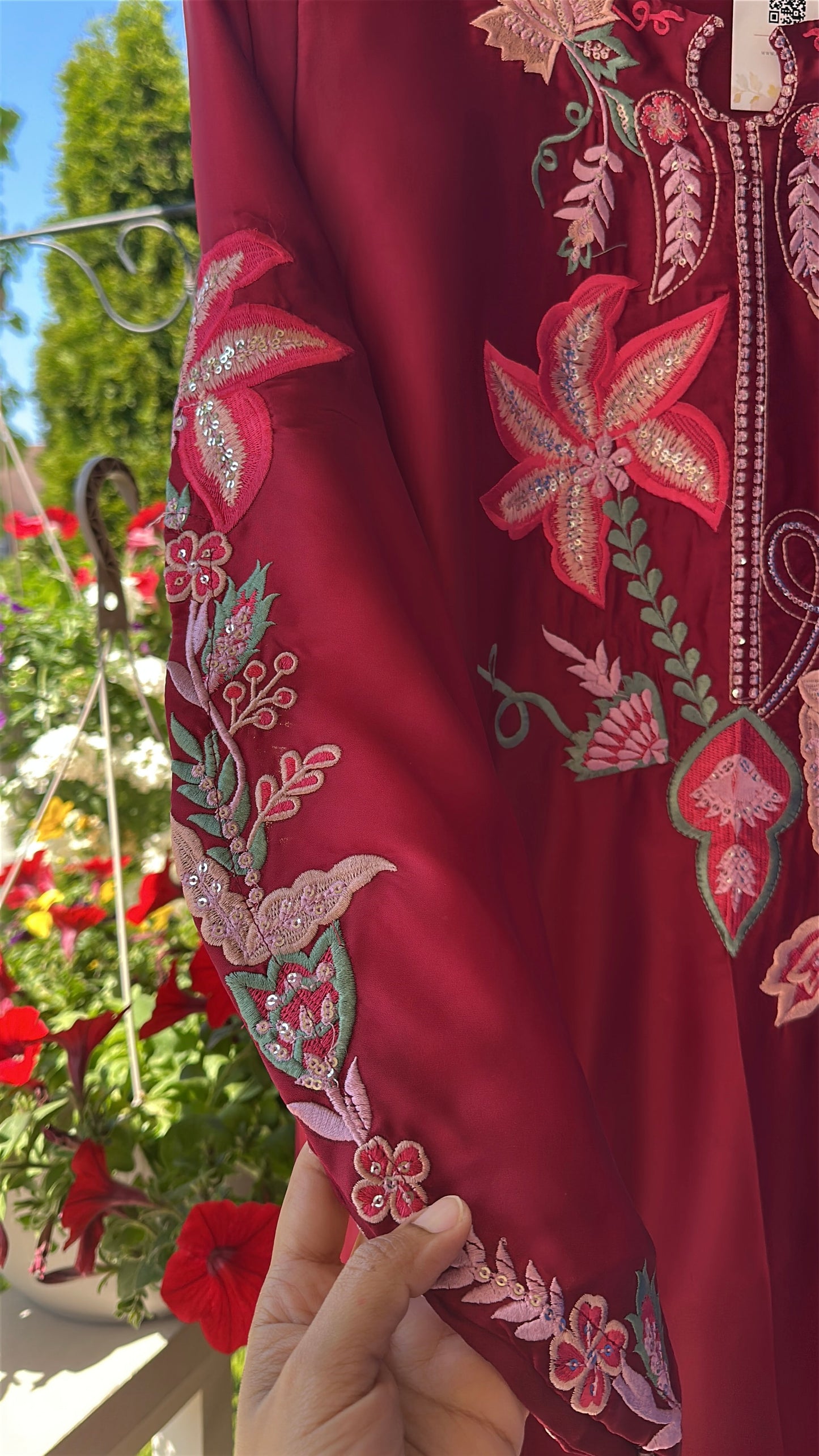 ❤️ Ruby Veil Élan – Deep Tones, Timeless Glamour