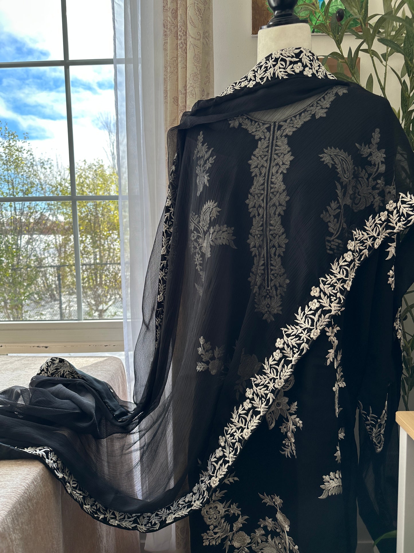 Noir Éclat – The Black & White Chiffon Ensemble