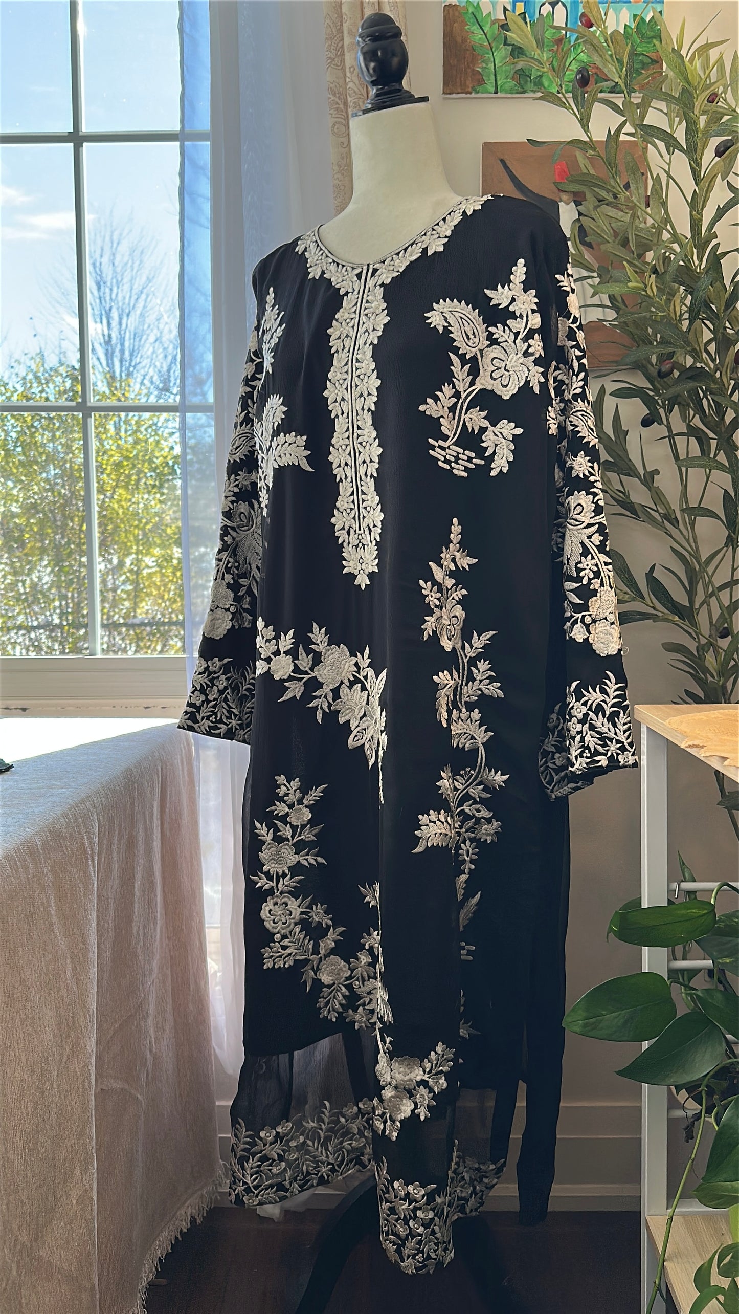 Noir Éclat – The Black & White Chiffon Ensemble