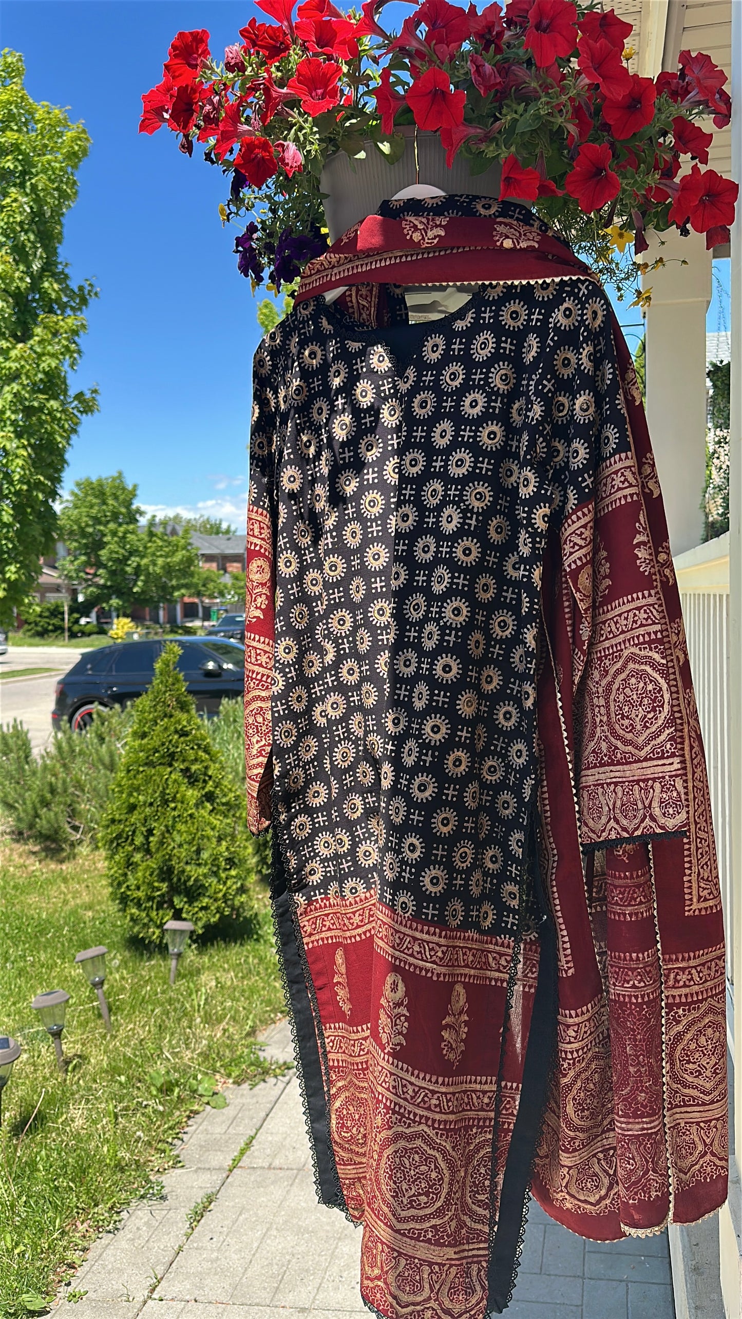 Zareen Noir – Heritage Woven in Gold