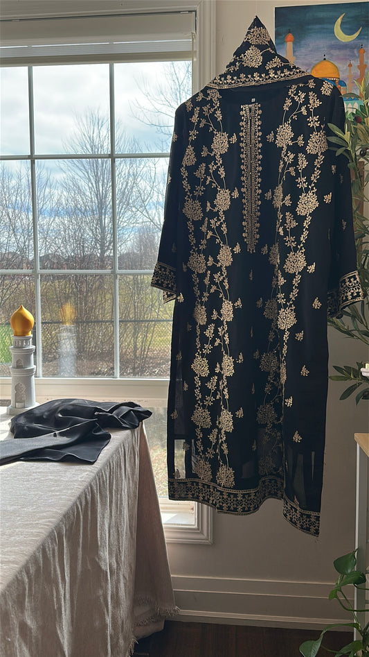 Noir Élan – Power in Black & Gold