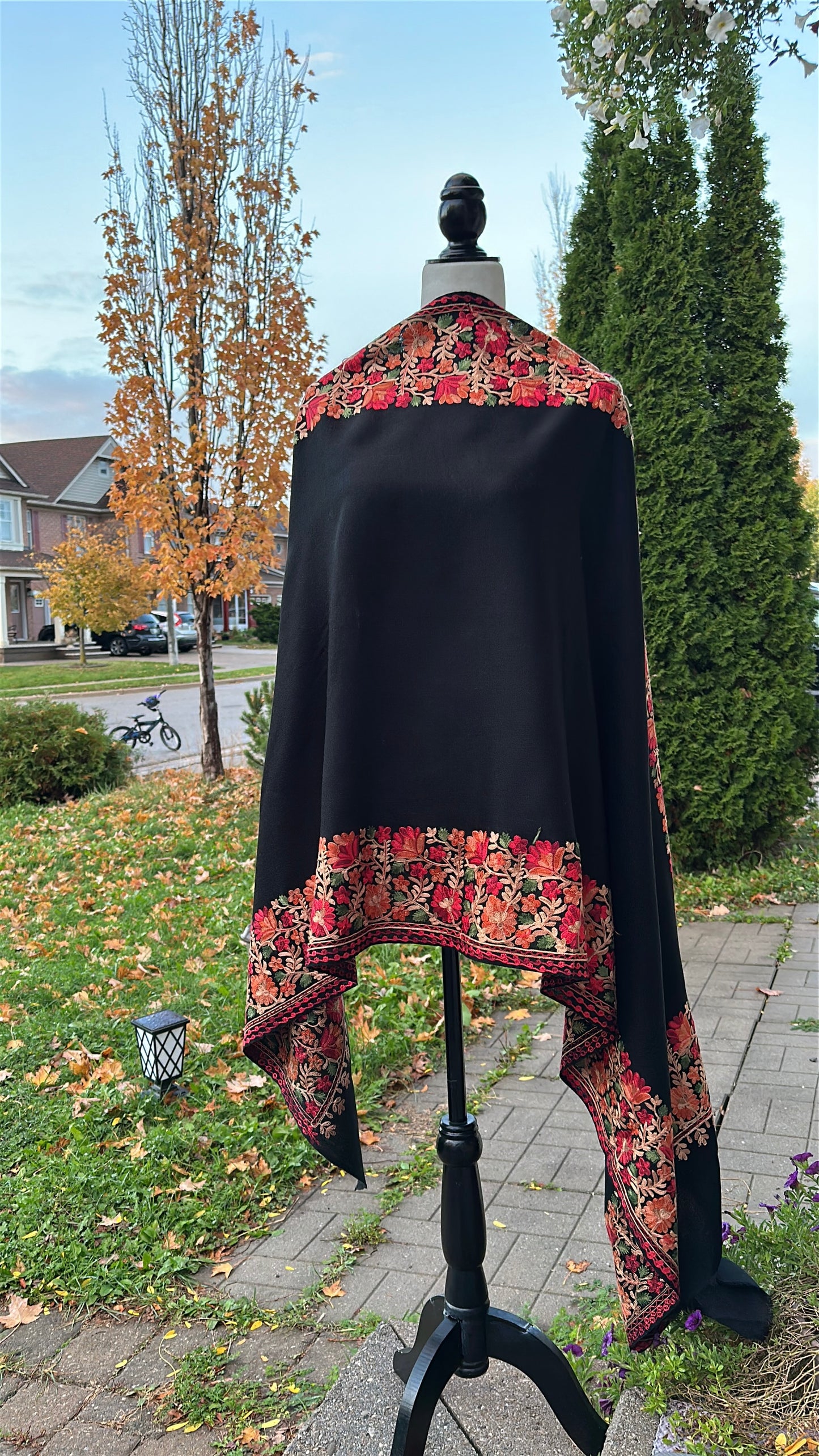 Shab-e-Gulzar – The Floral Night Shawl