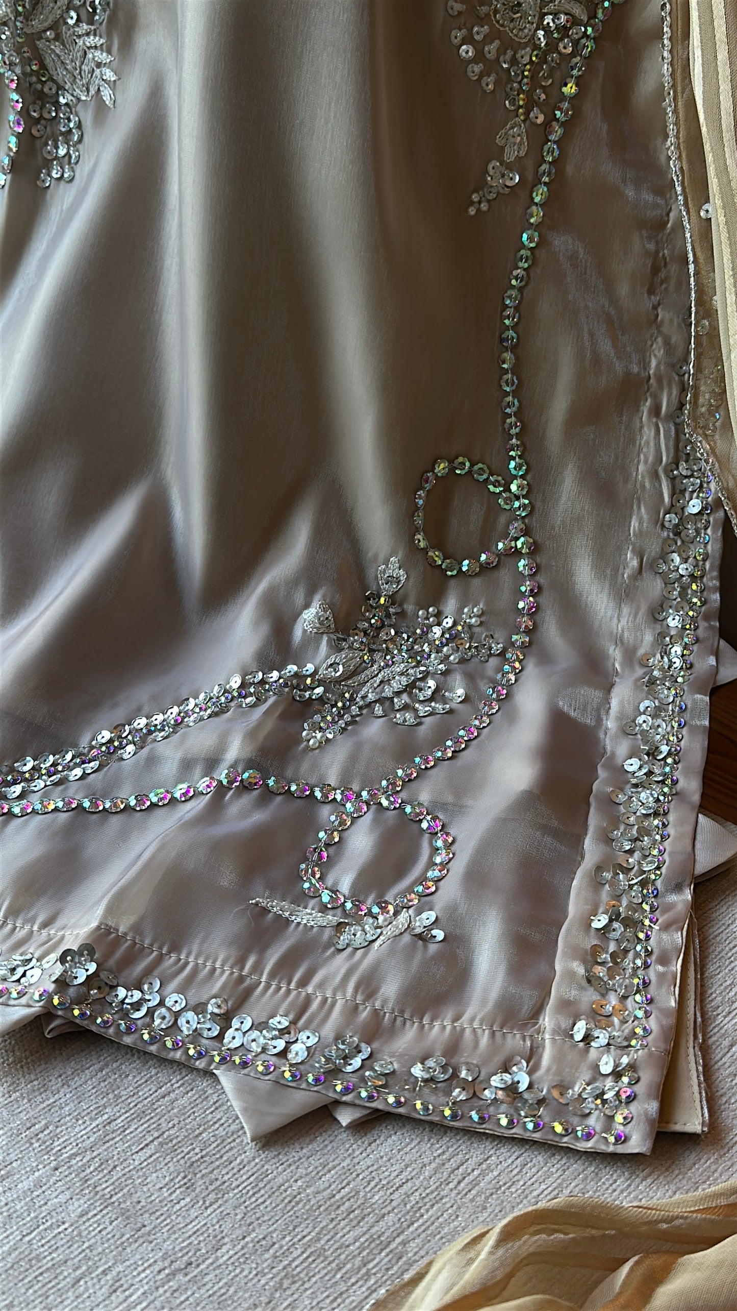 Champagne Aura Élan – Soft Sparkle, Timeless Luxury