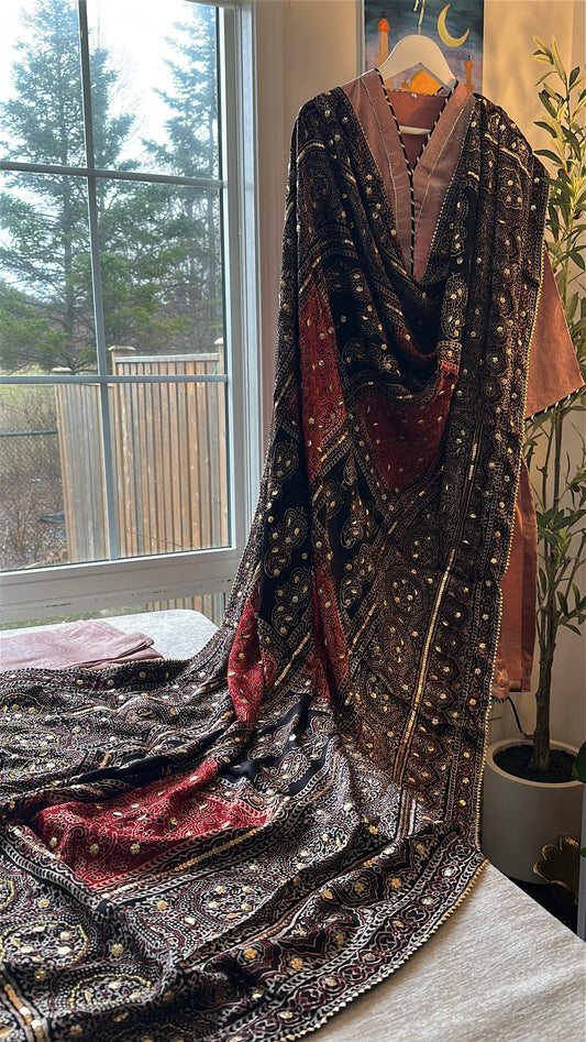 Dusty Rose Ajrak Élan – Soft Elegance, Rooted in Heritage