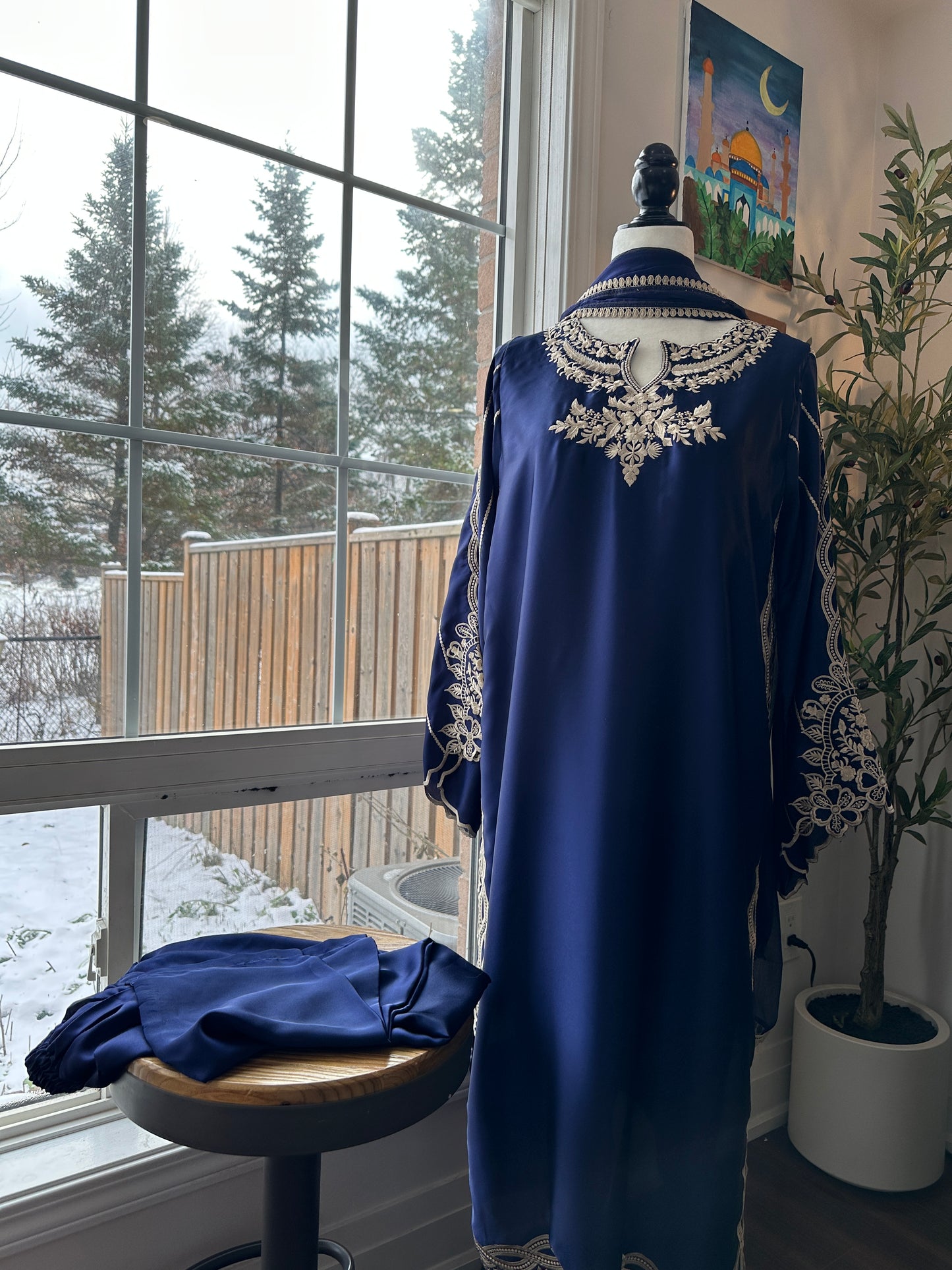 Neel-e-Royaale – The Royal Embroidered Ensemble