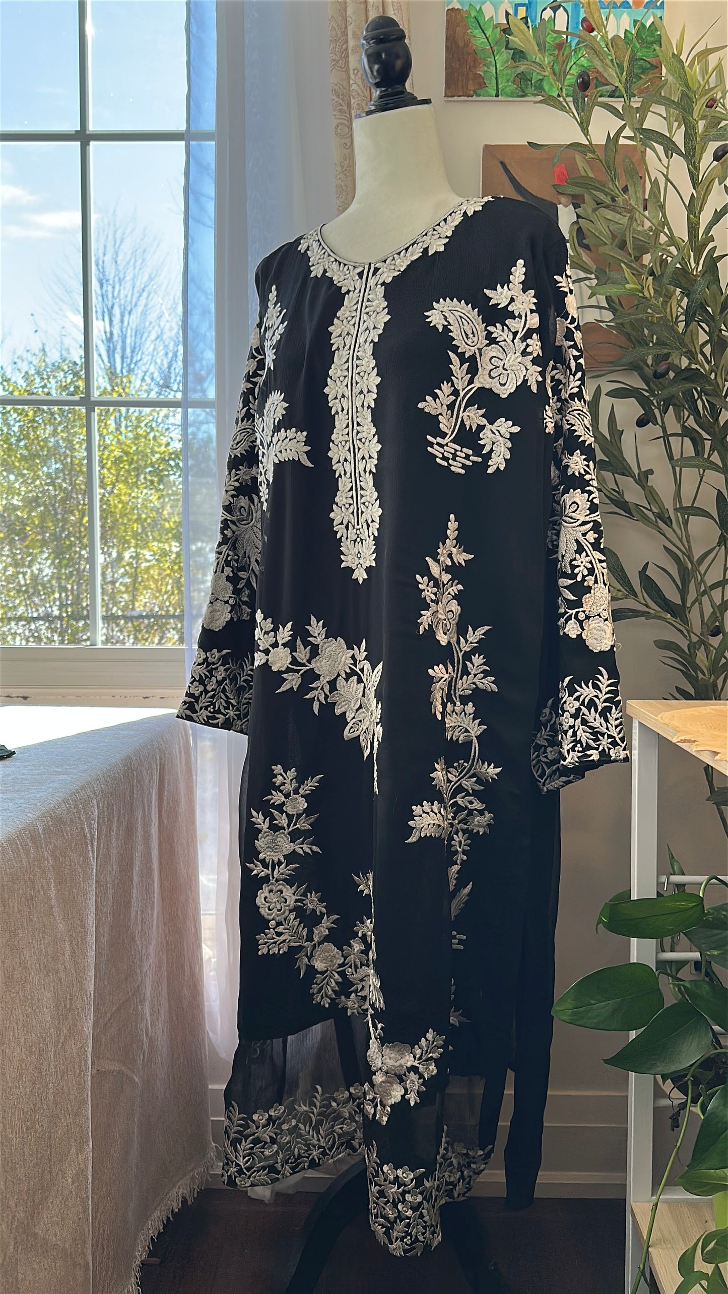 Noir Éclat – The Black & White Chiffon Ensemble