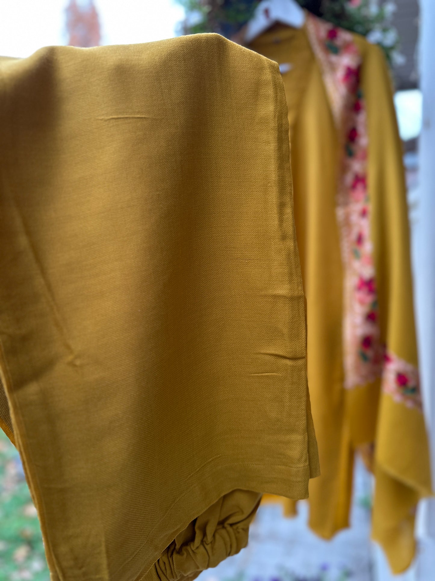 Mehran-e-Zard | Kashmiri Pashmina 3-Piece Embroidered Set
