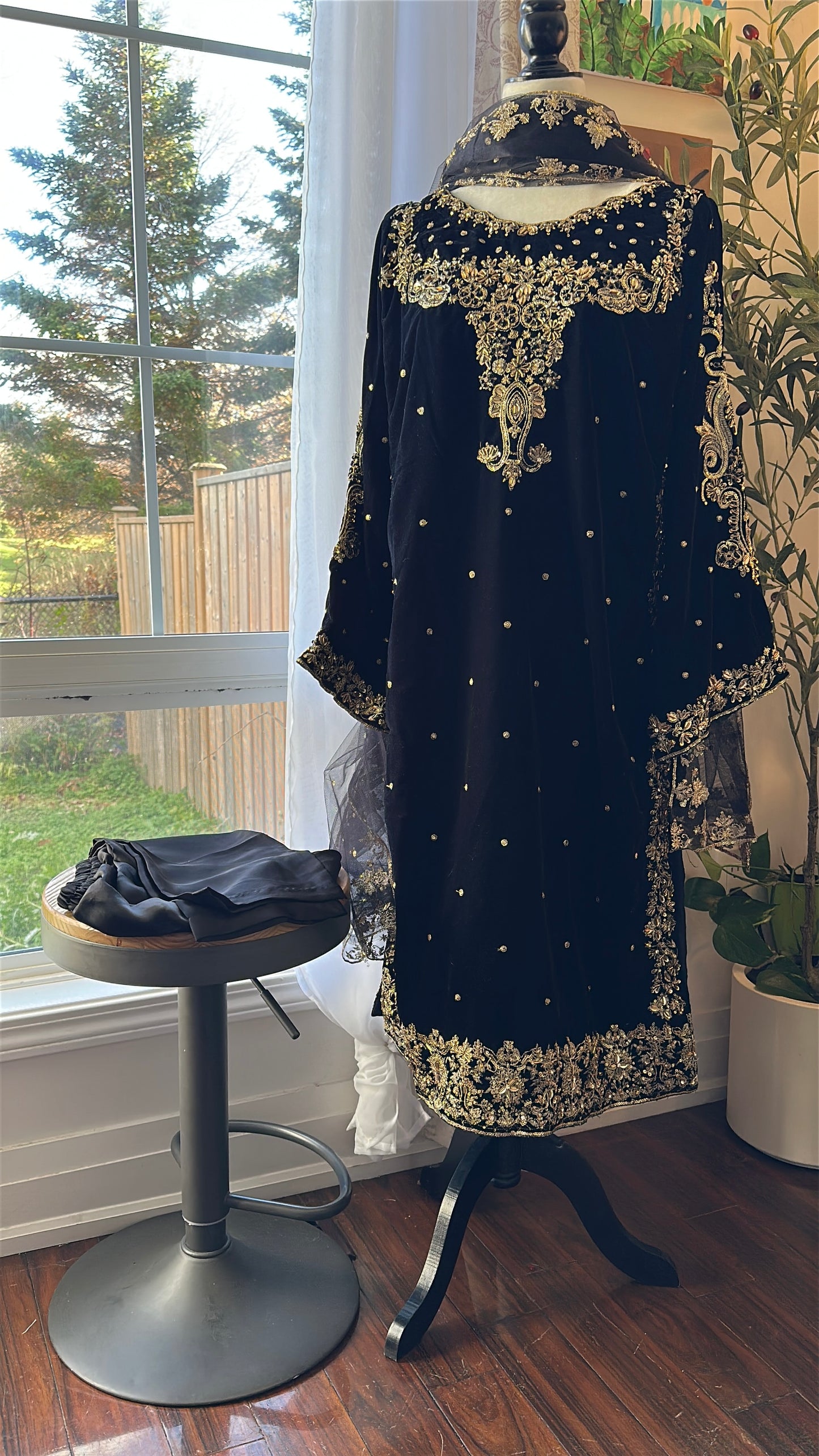 Zewar-e-Siyah – Jewels on Midnight Black