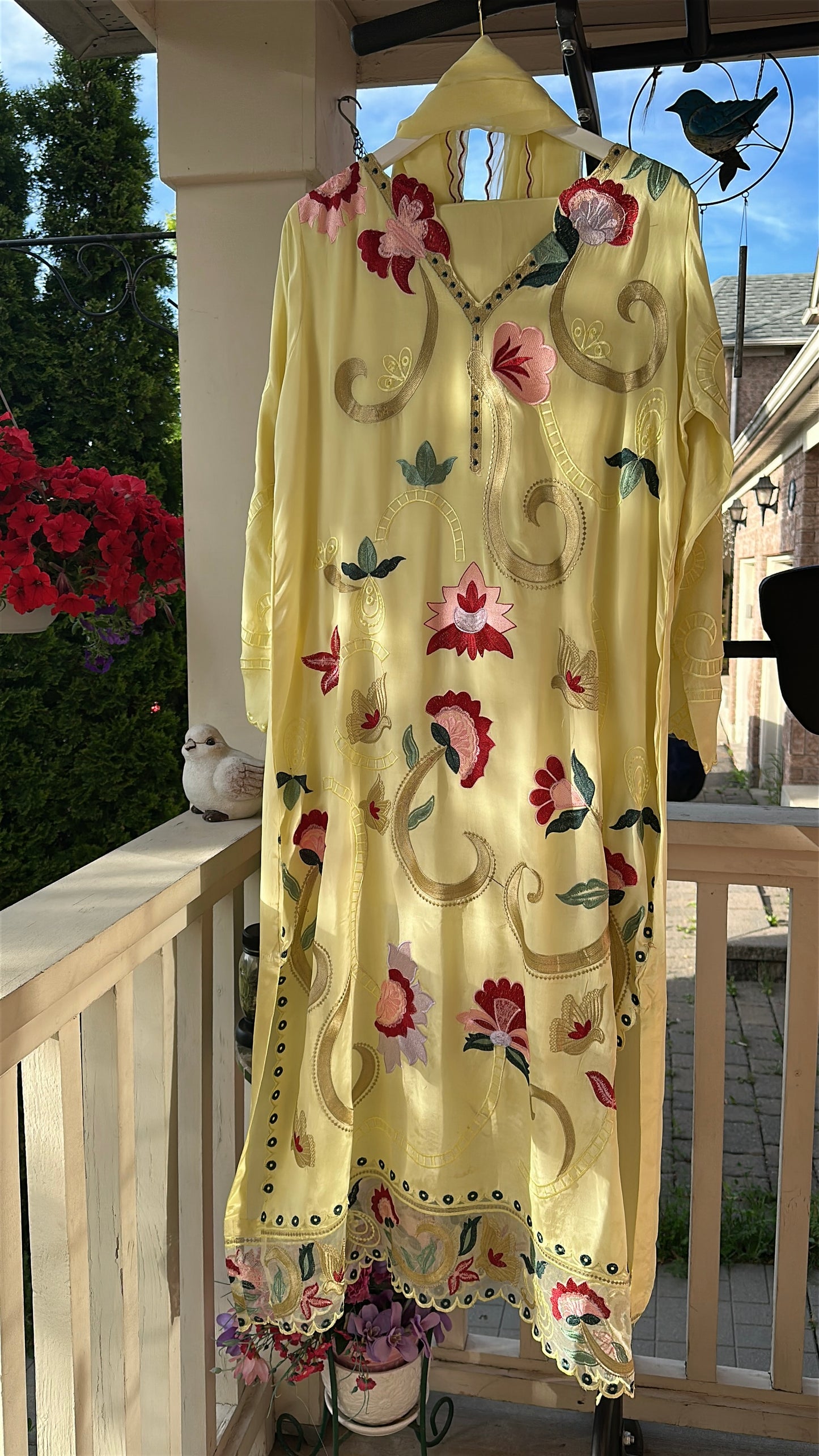 Sunlit Bloom – A Garden in Motion